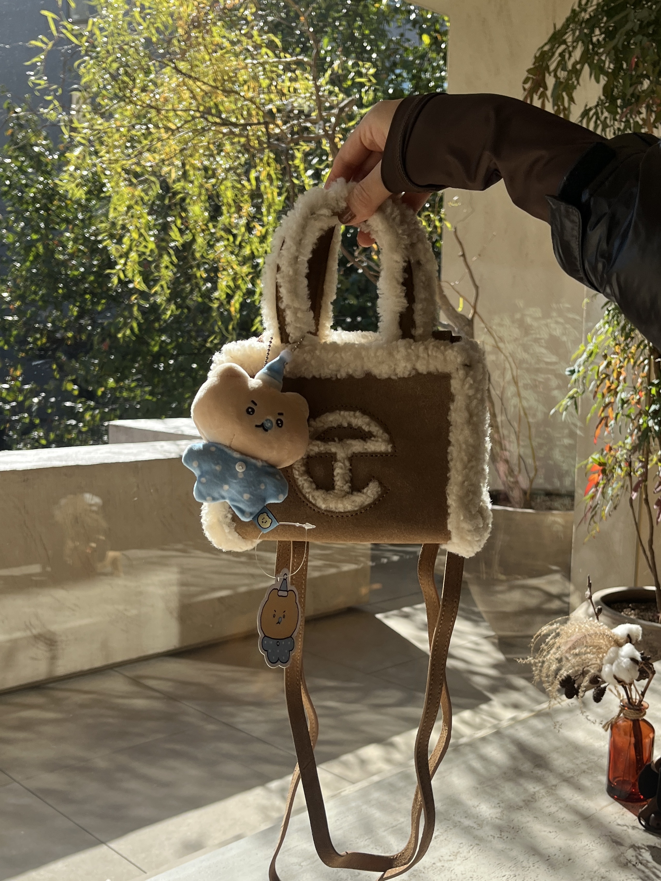 Telfar x UGG Small Shopping Bag Chestnut, (W) UGG Classic Mini II Boots Chestnut 착용 스타일 - 4