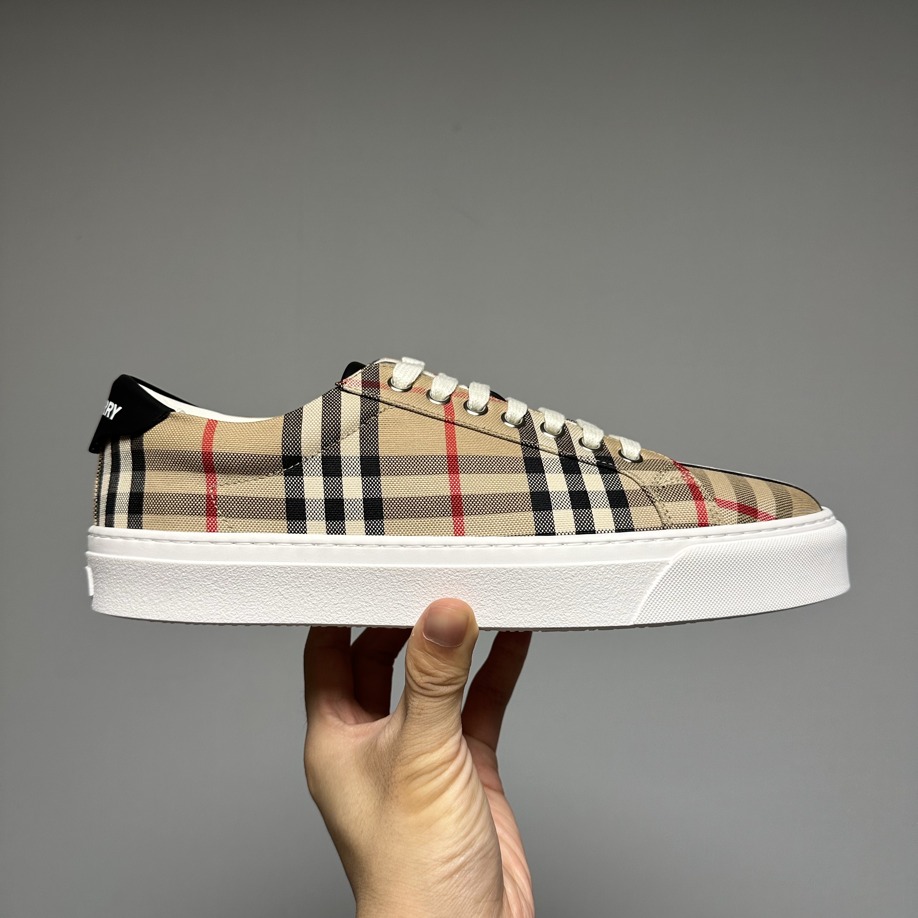 Burberry Vintage Check and Leather Sneakers Archive Beige 착용 스타일 - 1