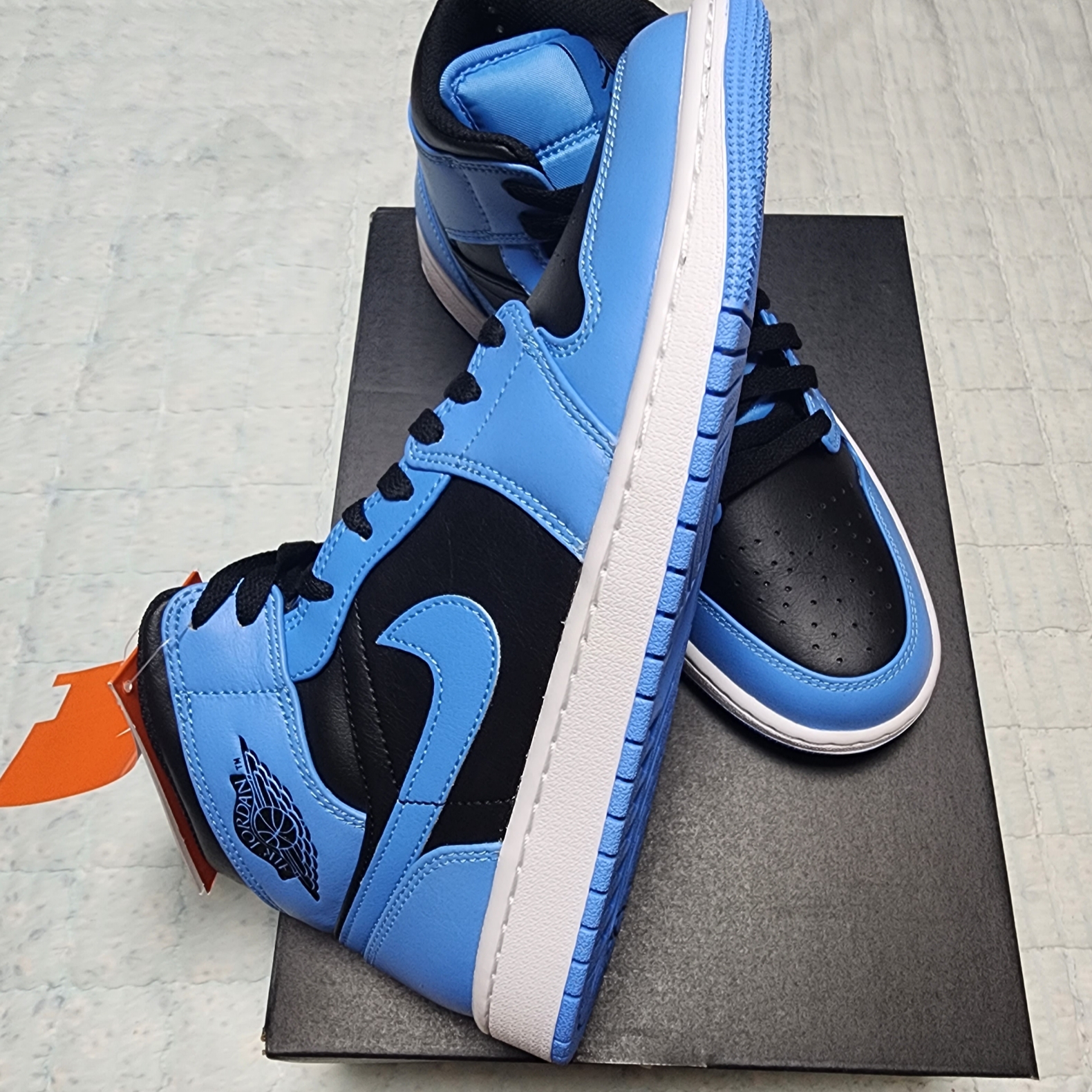 Jordan 1 Mid University Blue Black 착용 스타일 - 3