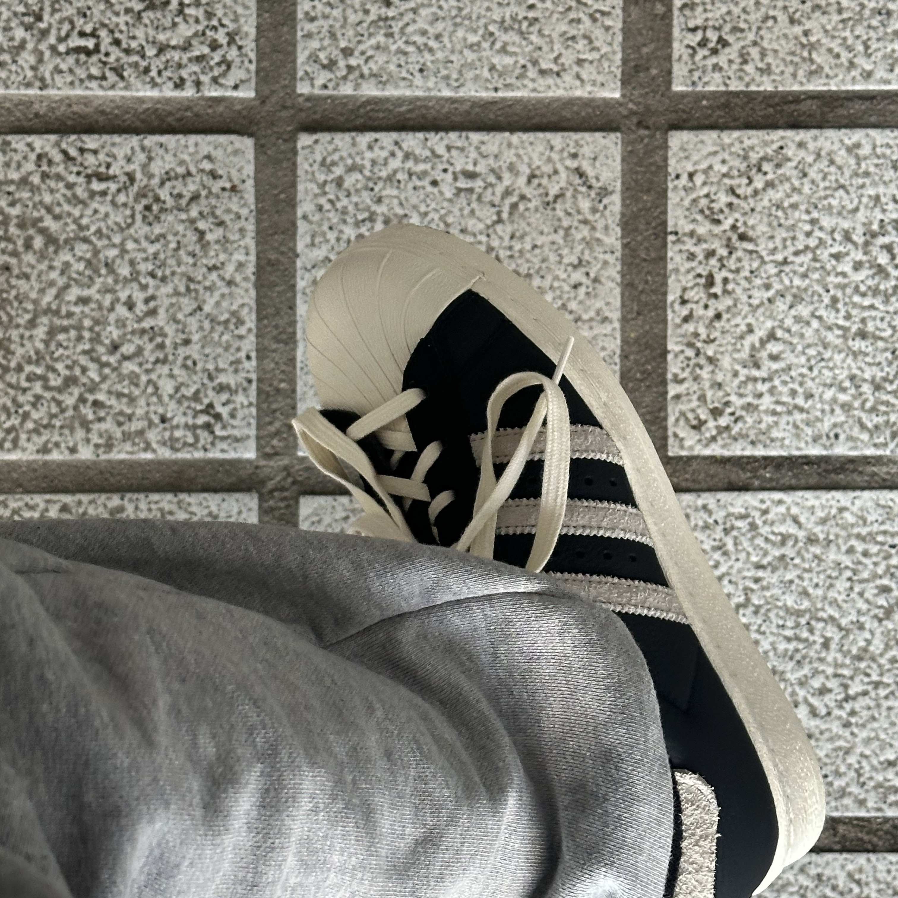 Adidas Superstar 82 Black White 착용 스타일