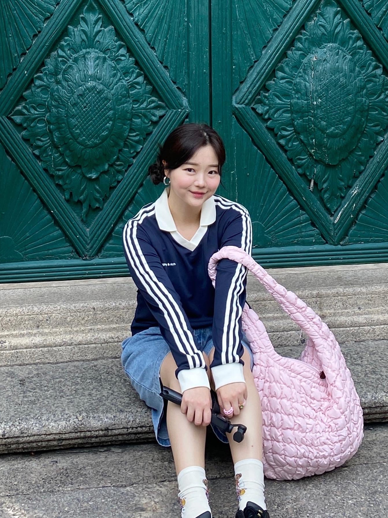 (W) Adidas x Sporty & Rich Long Sleeve Football Jersey Legend Ink - US Sizing, COS Quilted Oversized Shoulder Bag Pink 착용 스타일 - 3