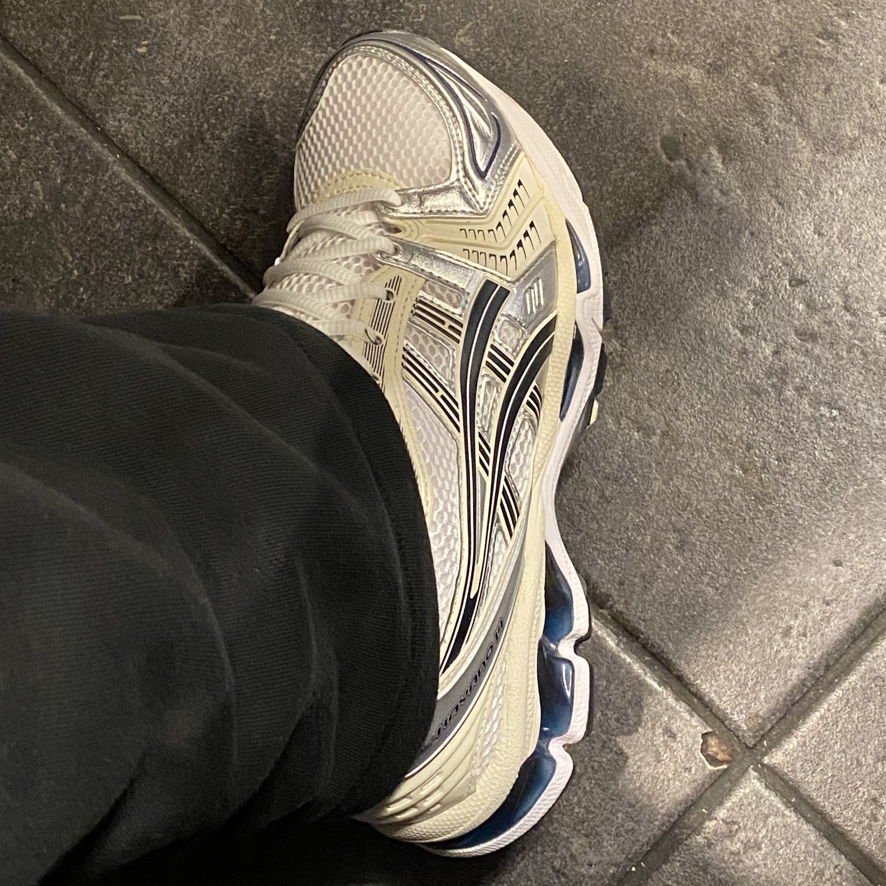 (W) Asics Gel-Kayano 14 White Midnight 착용 스타일