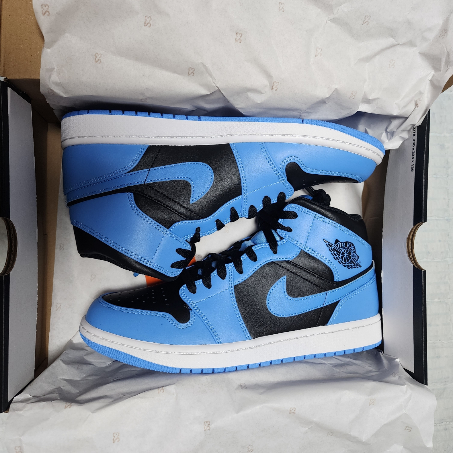 Jordan 1 Mid University Blue Black 착용 스타일 - 2
