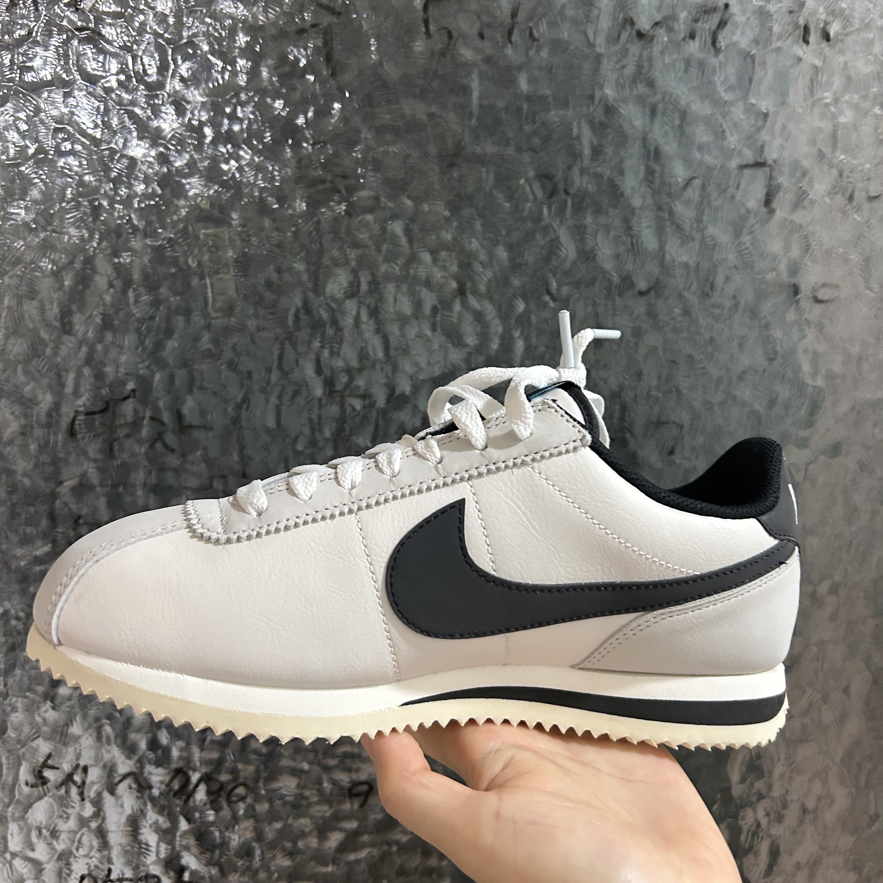 (W) Nike Cortez SE Supersonic Phantom Light Bone 착용 스타일 - 2