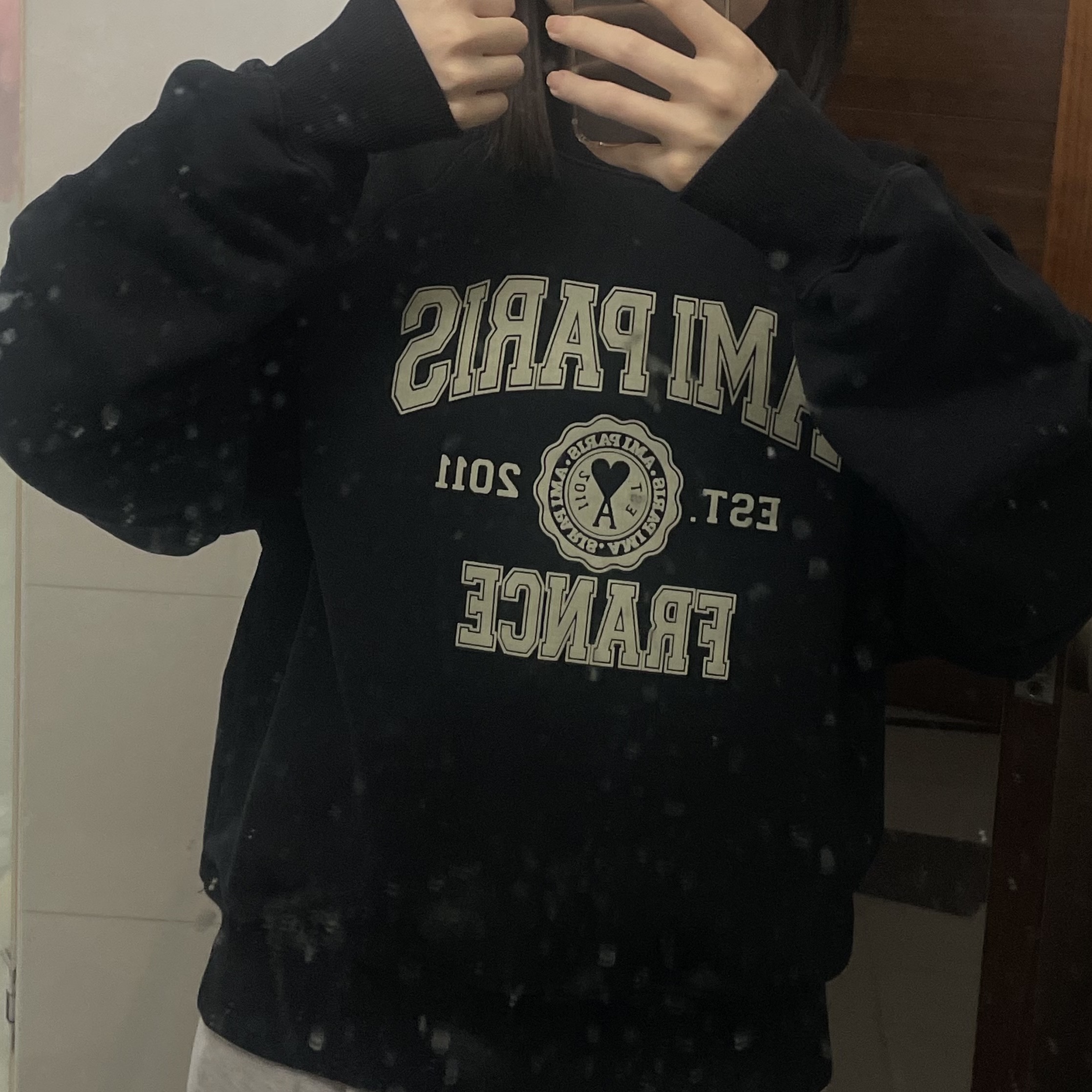 AMI Paris France Sweatshirt Black 착용 스타일 - 2