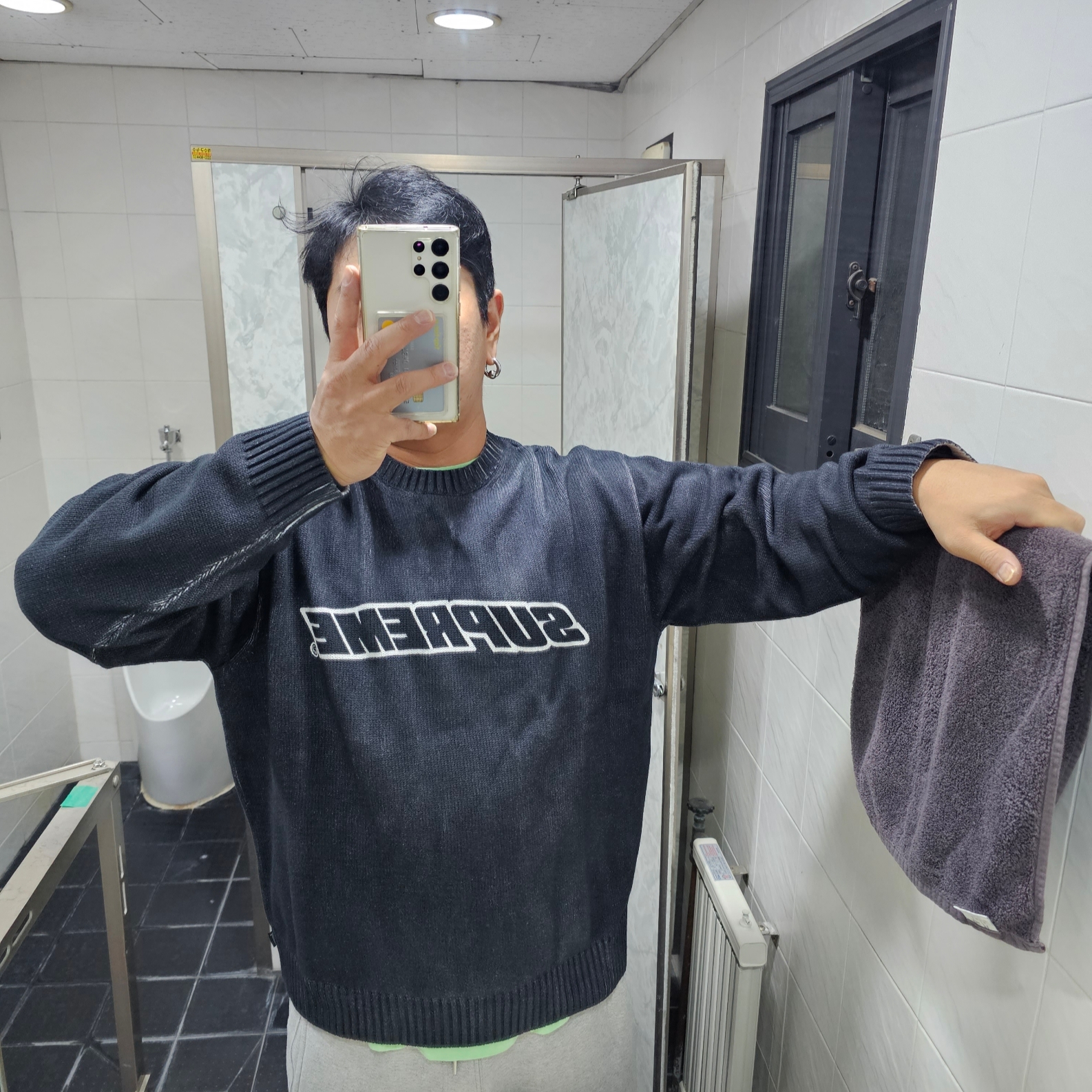 Supreme Printed Washed Sweater Black - 23SS 착용 스타일