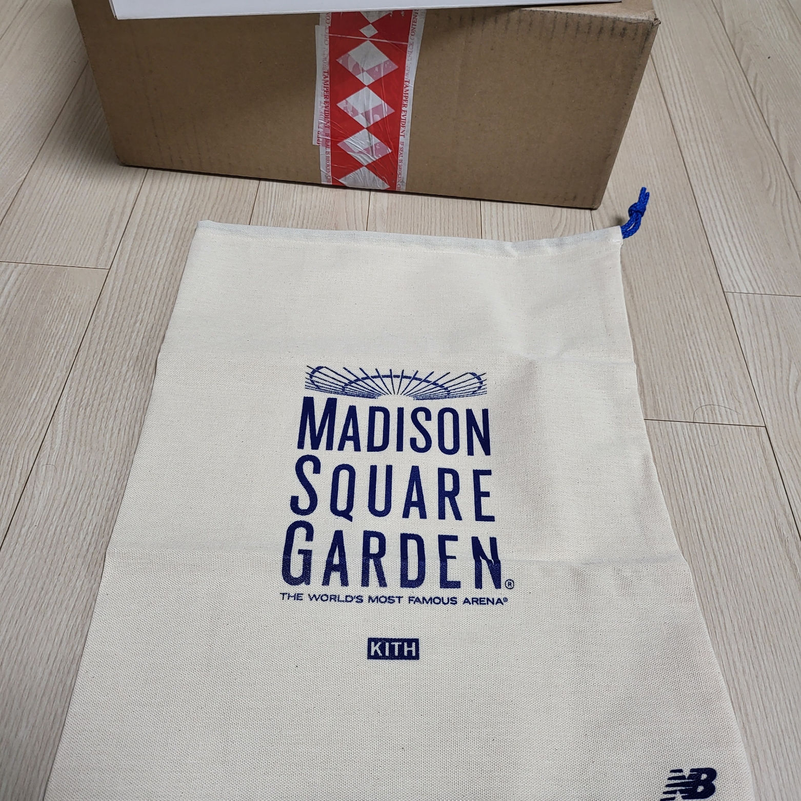 New Balance x Kith x Madison Square Garden 990v6 Made in USA Angora Royal Blue 착용 스타일 - 3