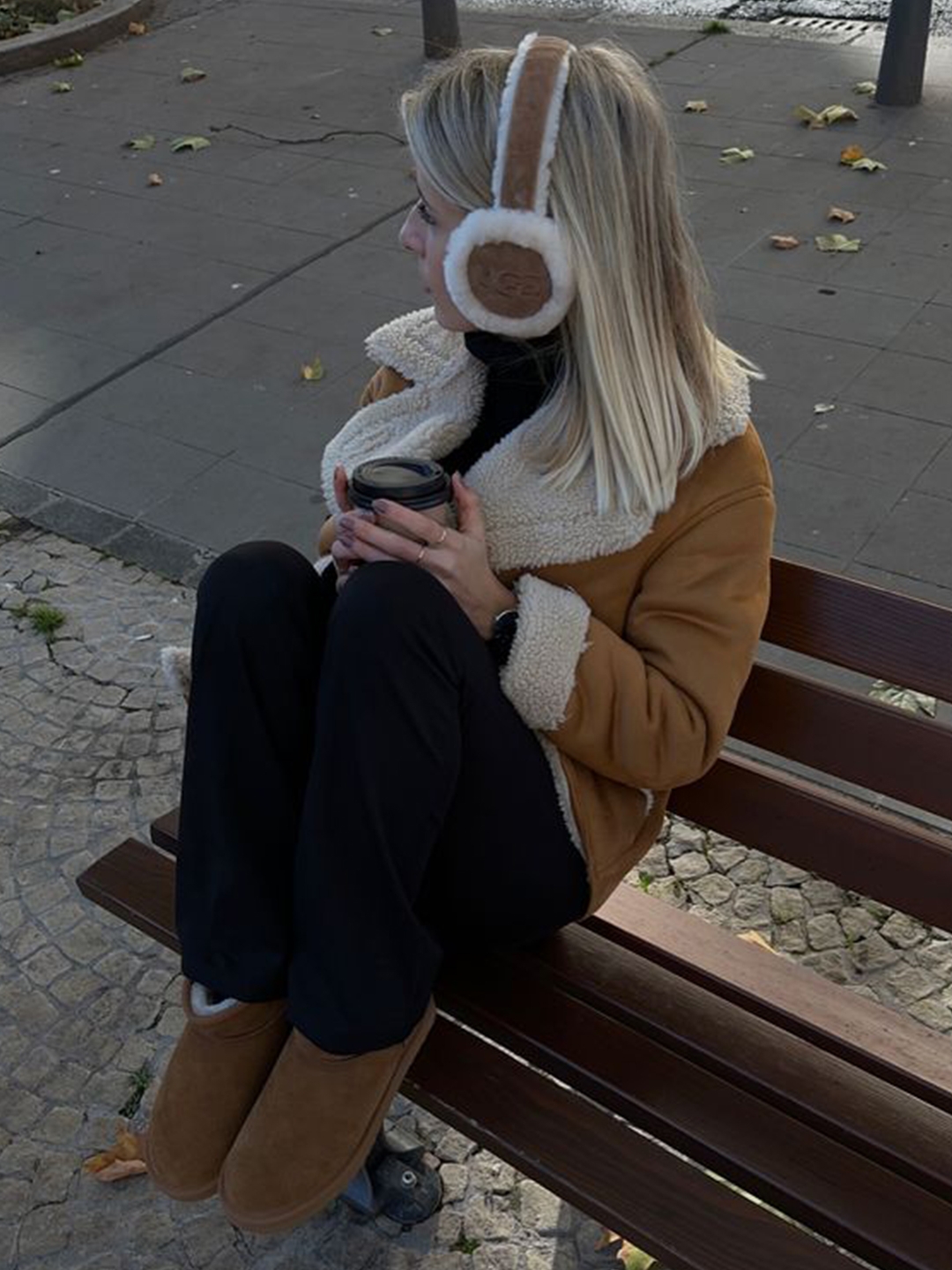 (W) UGG Embroidered Logo Earmuff Chestnut, Telfar x UGG Small Shopping Bag Chestnut 착용 스타일 - 5