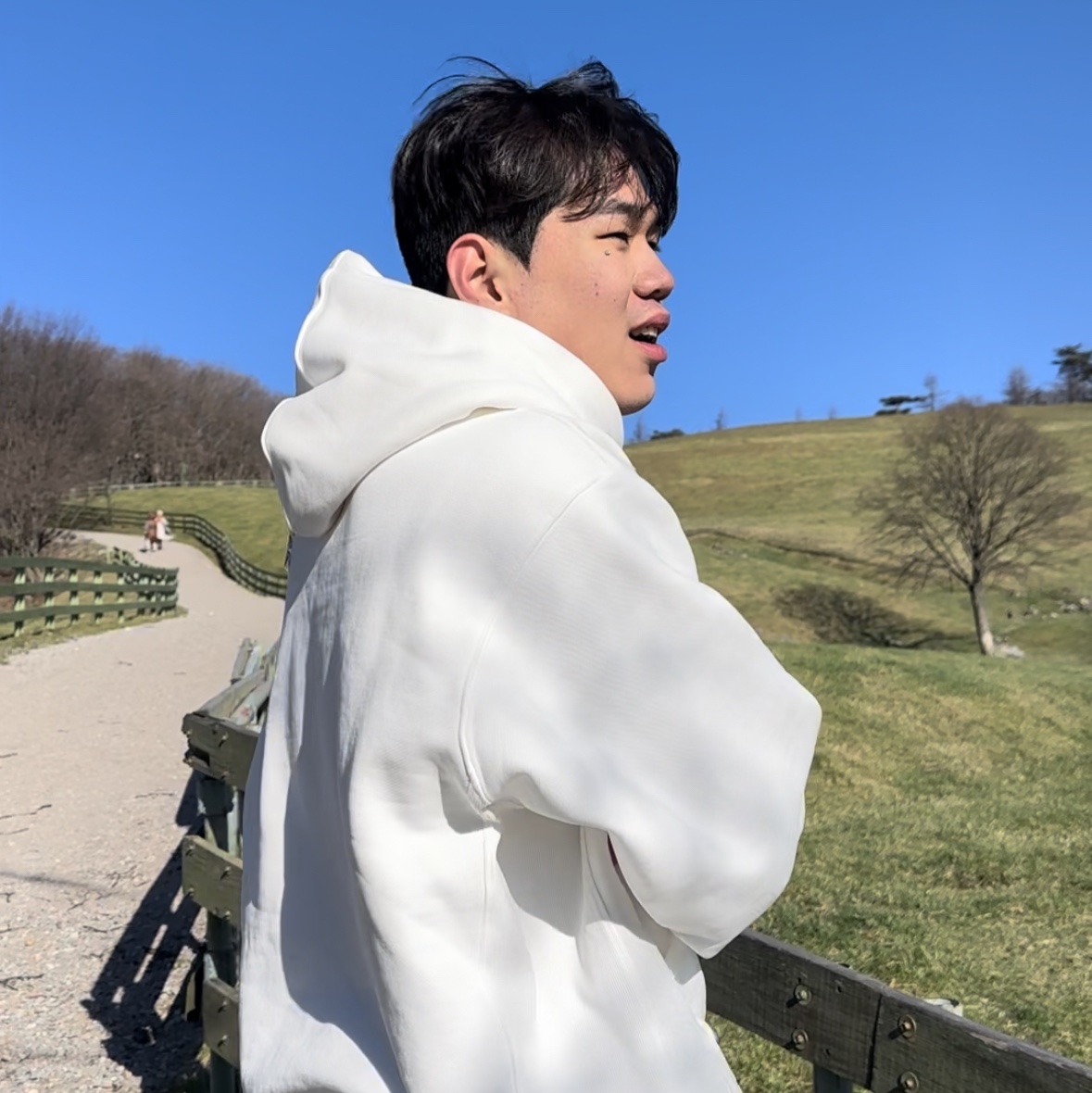 Thug Club Armor Hoodie White 착용 스타일 - 4