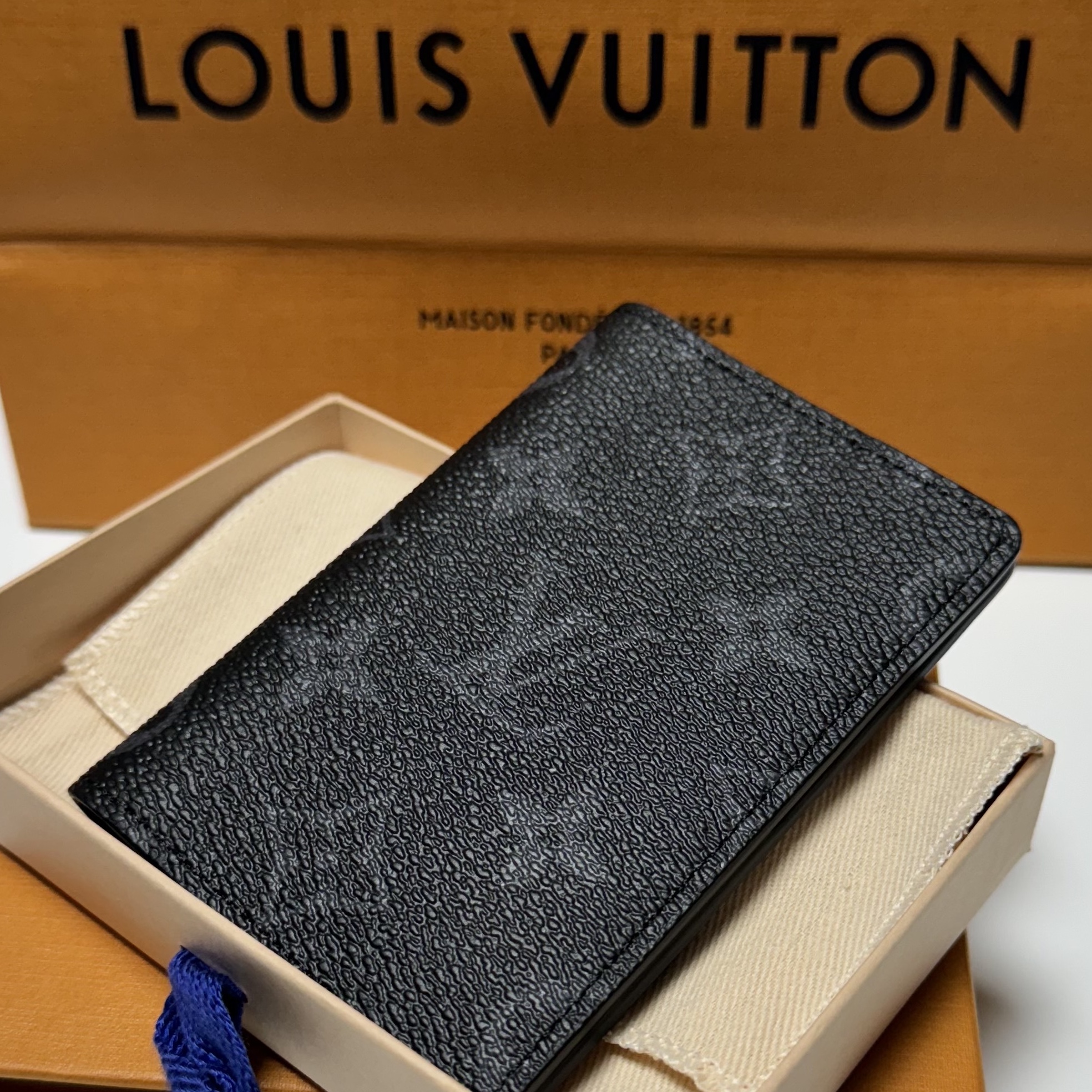 Louis Vuitton Pocket Organizer Monogram Eclipse 착용 스타일