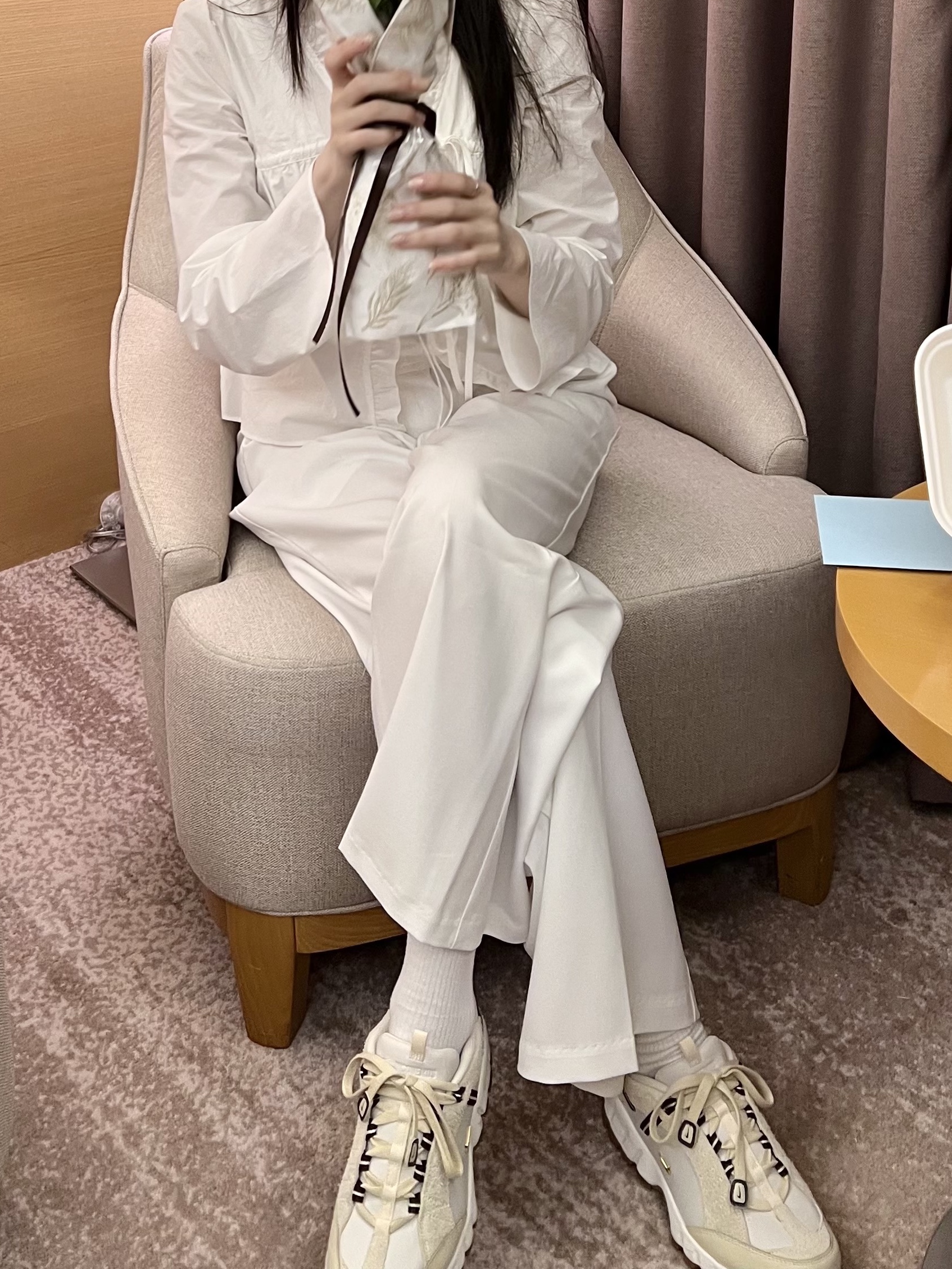 Nike x Jacquemus Air Humara LX Light Bone and Gold, Chanel Classic Card Holder Grained Calfskin & Silver Black 착용 스타일 - 3