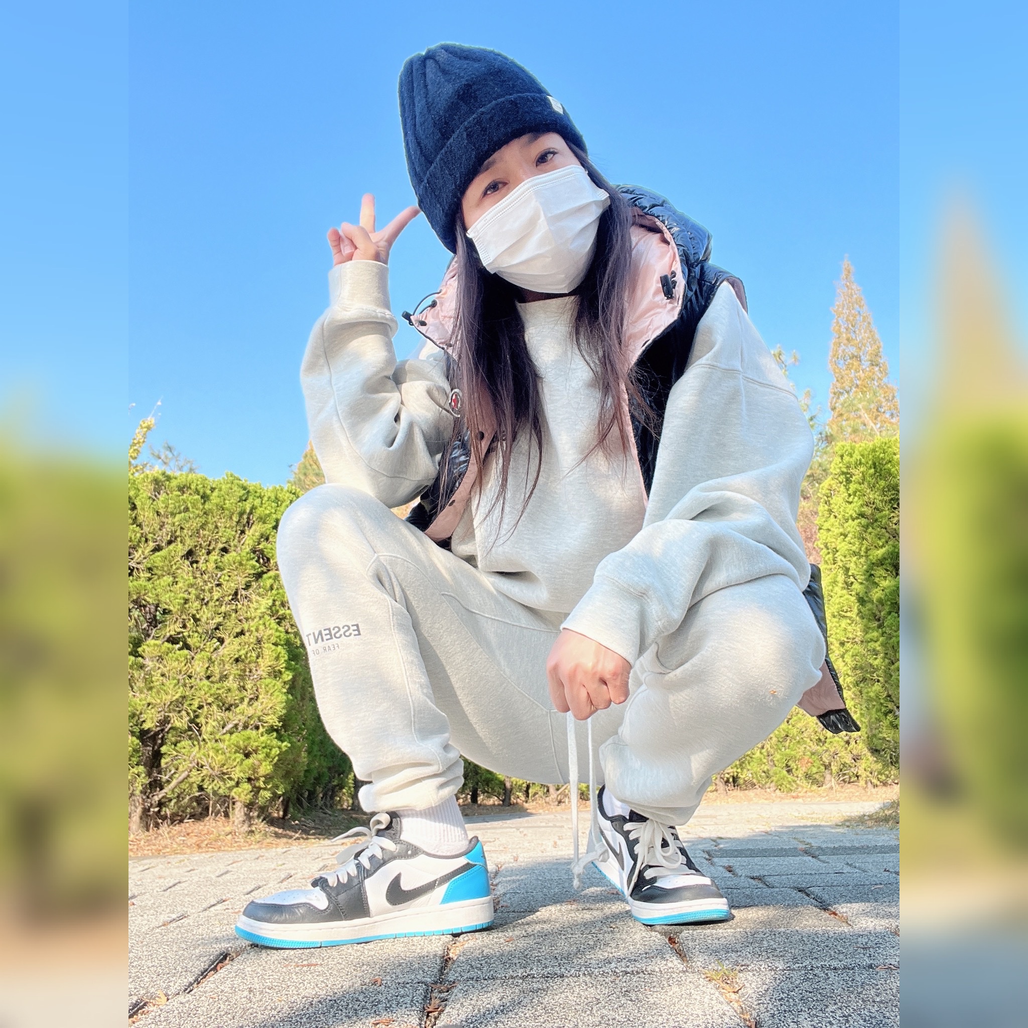 Essentials The Core Collection Crewneck Sweatshirt Light Oatmeal, Jordan 1 Retro Low OG Black and Dark Powder Blue 착용 스타일