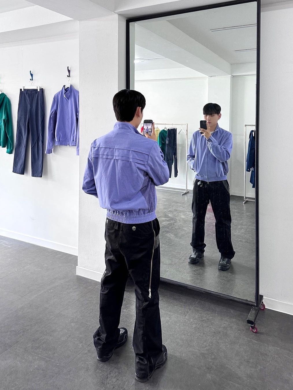 Curated Parade Austin Trousers Black 착용 스타일