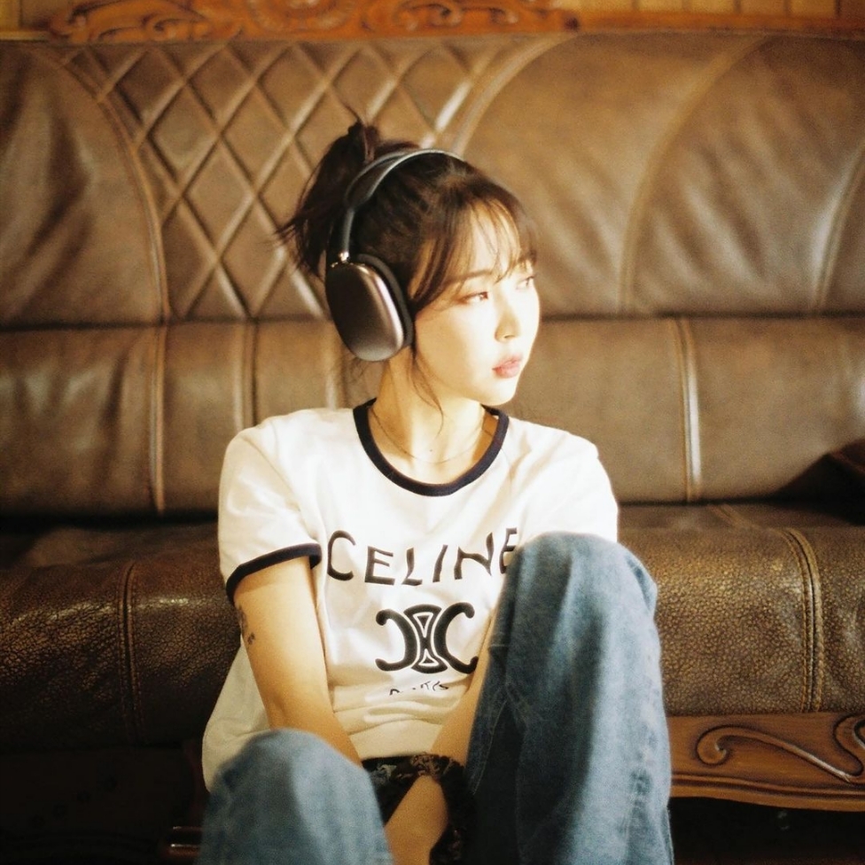 (W) Celine Paris T-Shirt in Cotton Jersey Off White Navy Black, Apple AirPods Max Lightning Space Gray (Korean Ver.) 착용 스타일