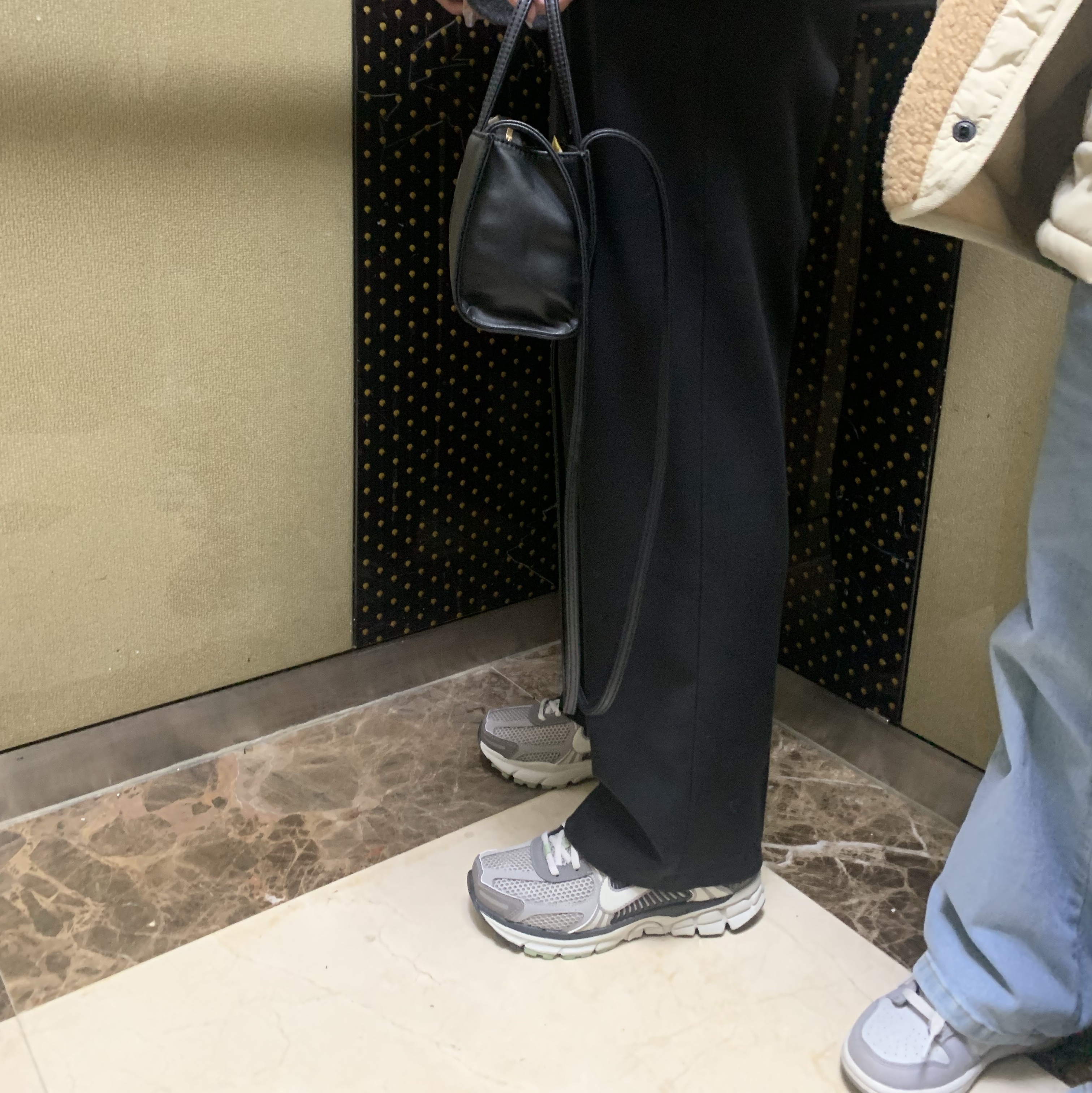 (W) Nike Zoom Vomero 5 Cobblestone and Flat Pewter 착용 스타일