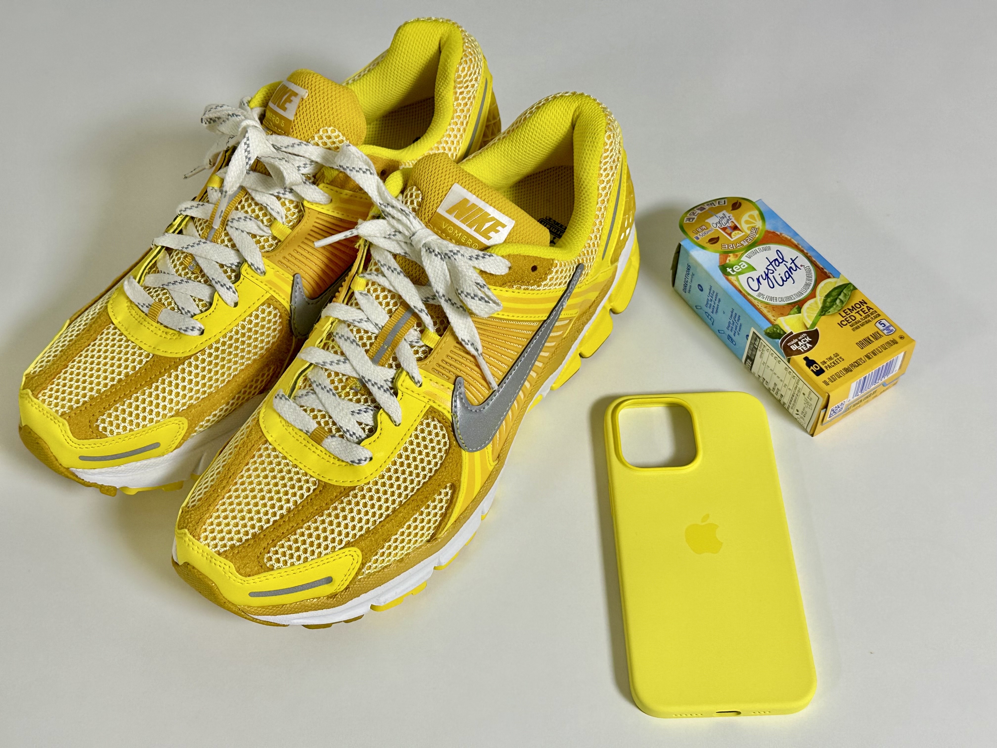 Nike Zoom Vomero 5 Yellow Ochre 착용 스타일 - 1