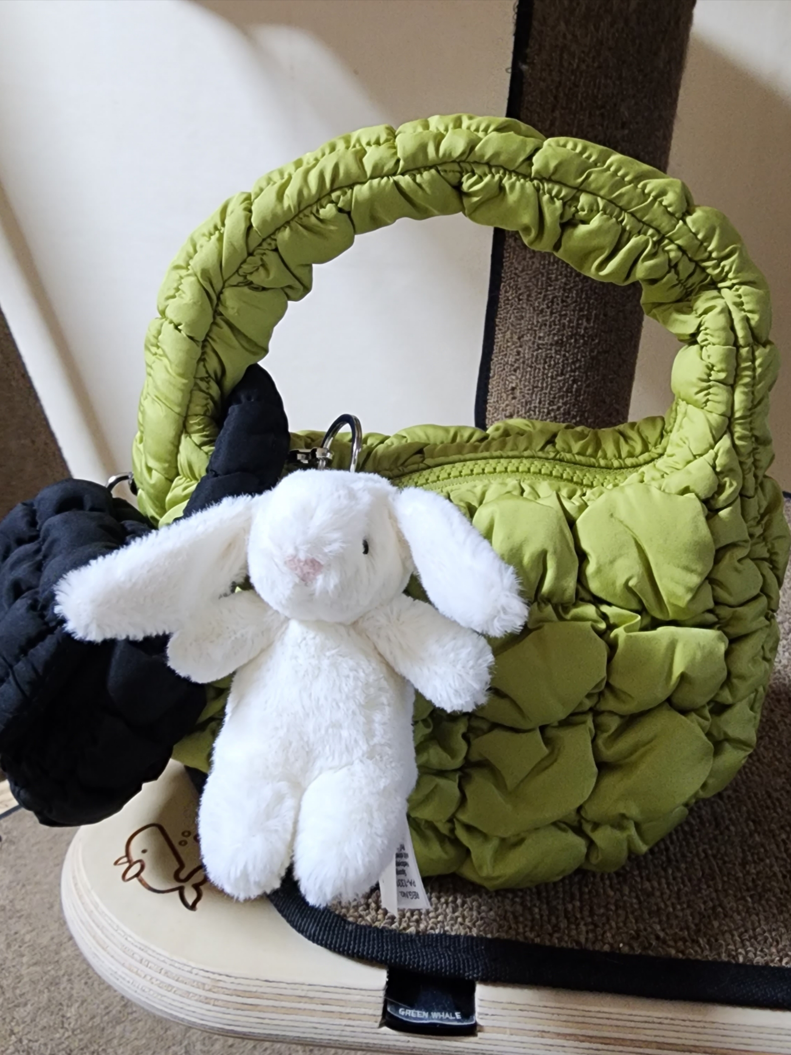 Jellycat Bashful Bunny Bag Charm Cream, COS Quilted Micro Bag Green 착용 스타일
