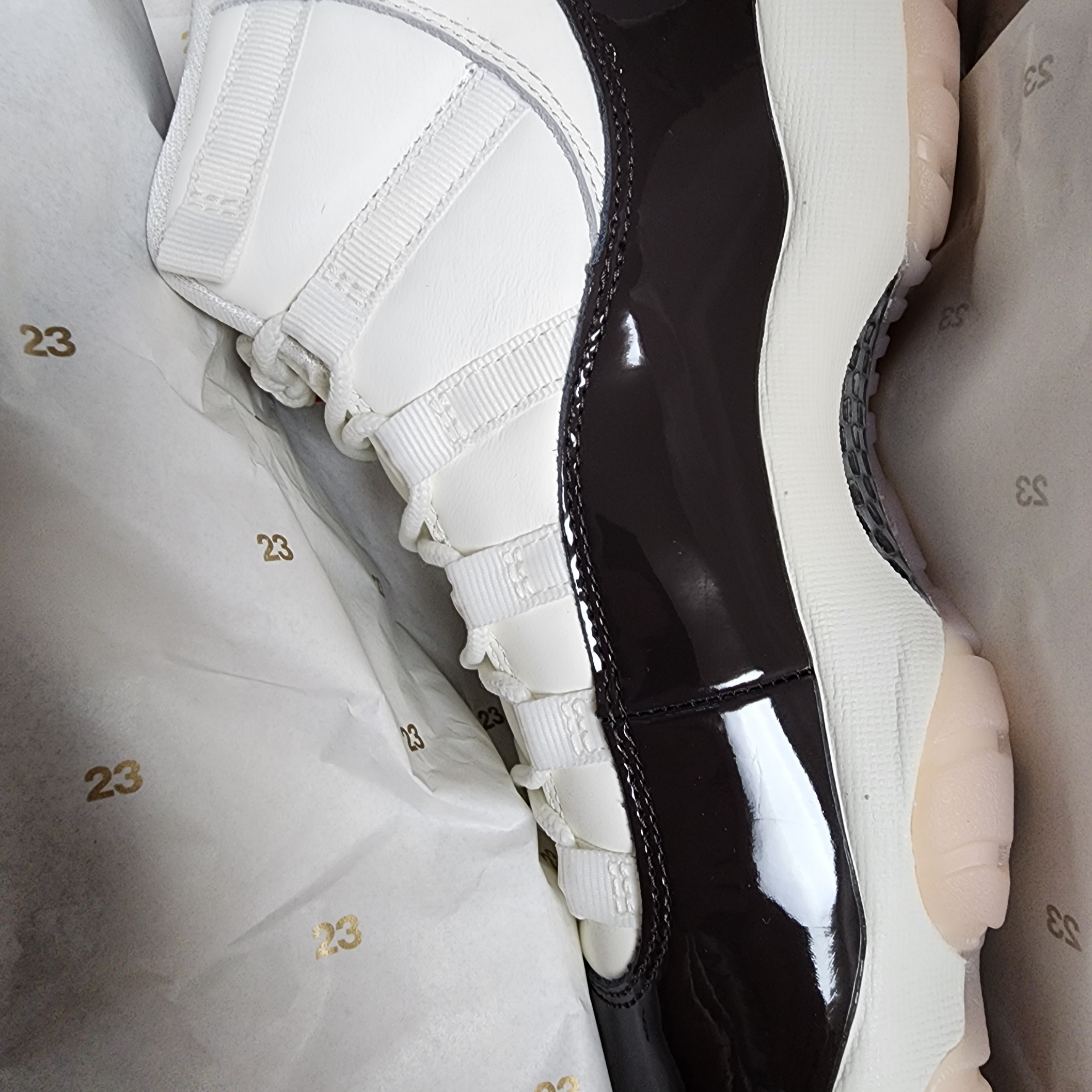 (W) Jordan 11 Retro Neapolitan 착용 스타일 - 1