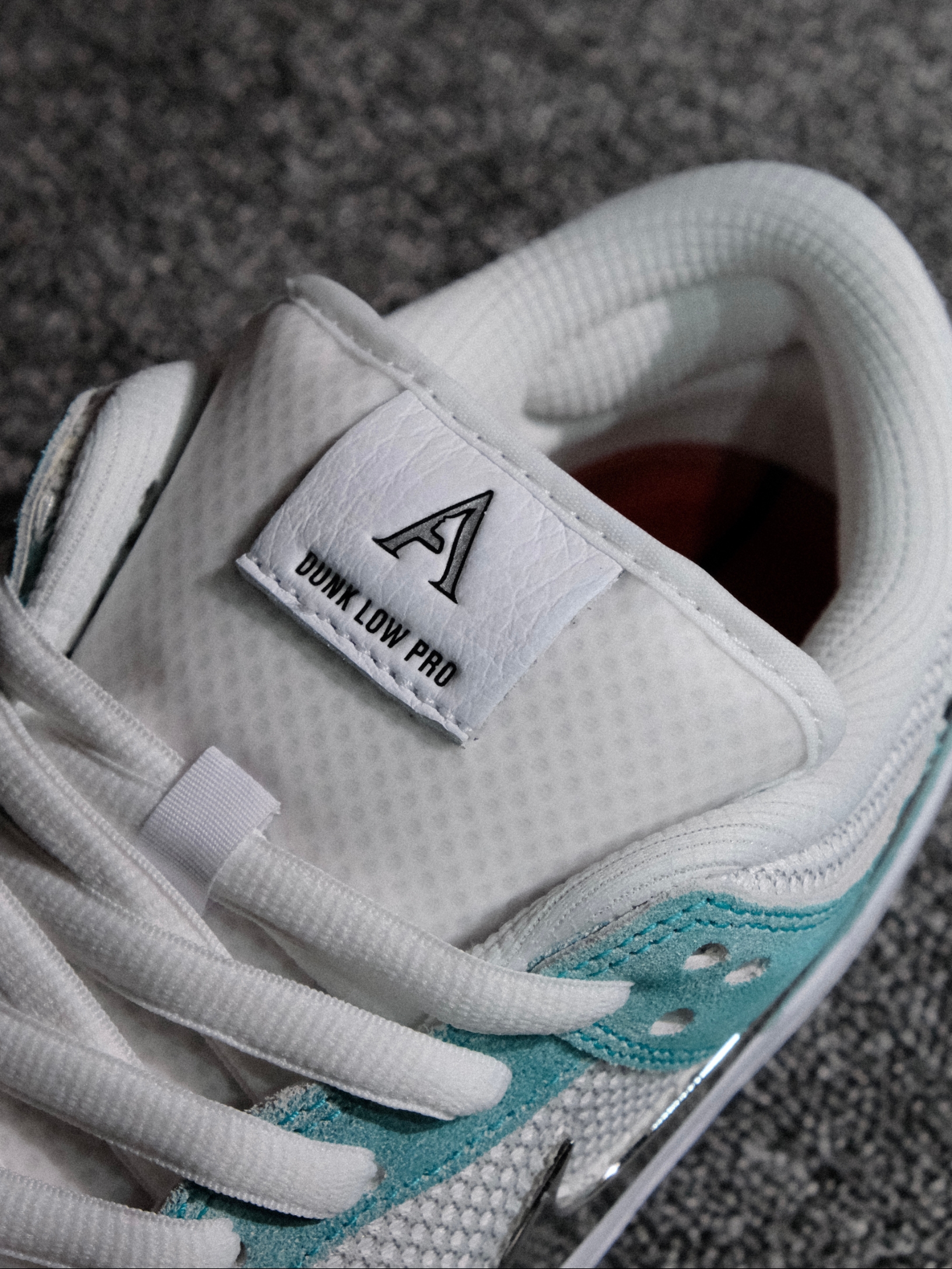 Nike x April Skateboards SB Dunk Low Pro QS Racer Blue Metallic Silver 착용 스타일 - 3