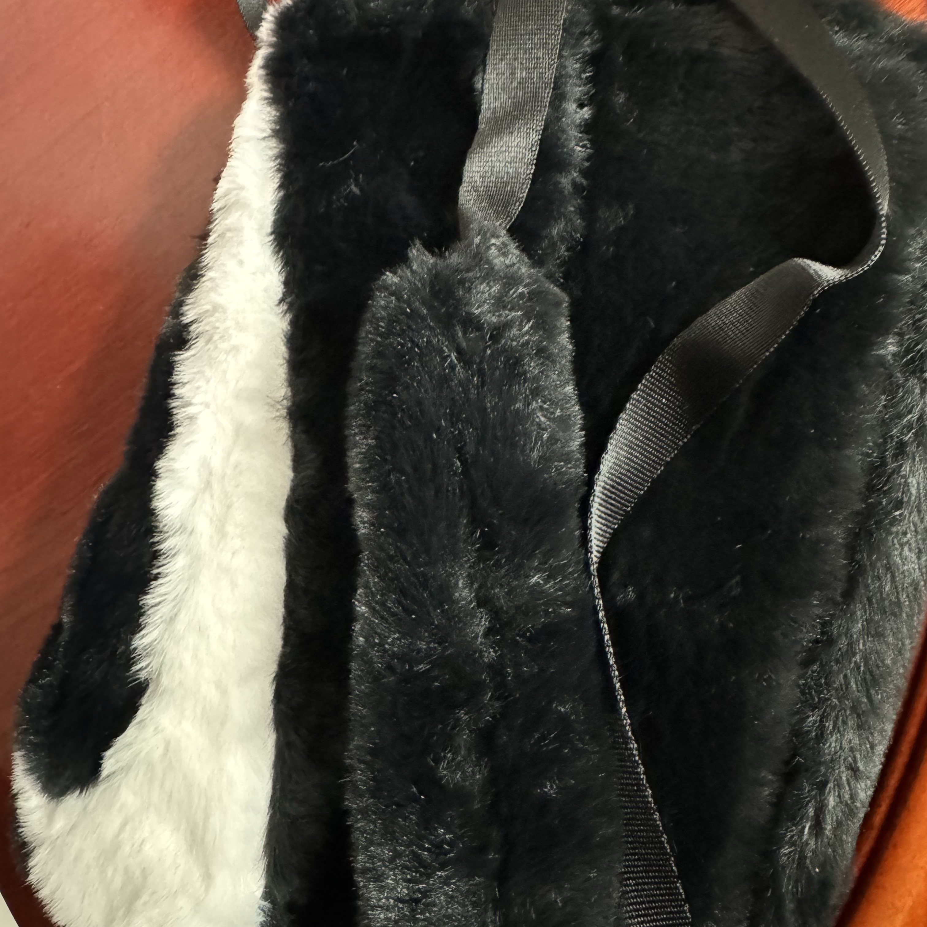 Nike NSW Futura 365 Faux Fur Crossbody Bag 1L Black 착용 스타일