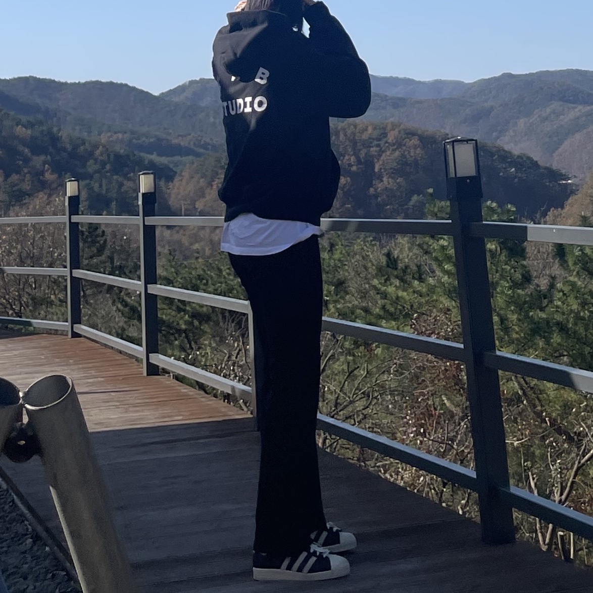 Adidas Superstar 82 Black White, IAB Studio Hoodie Black White 착용 스타일