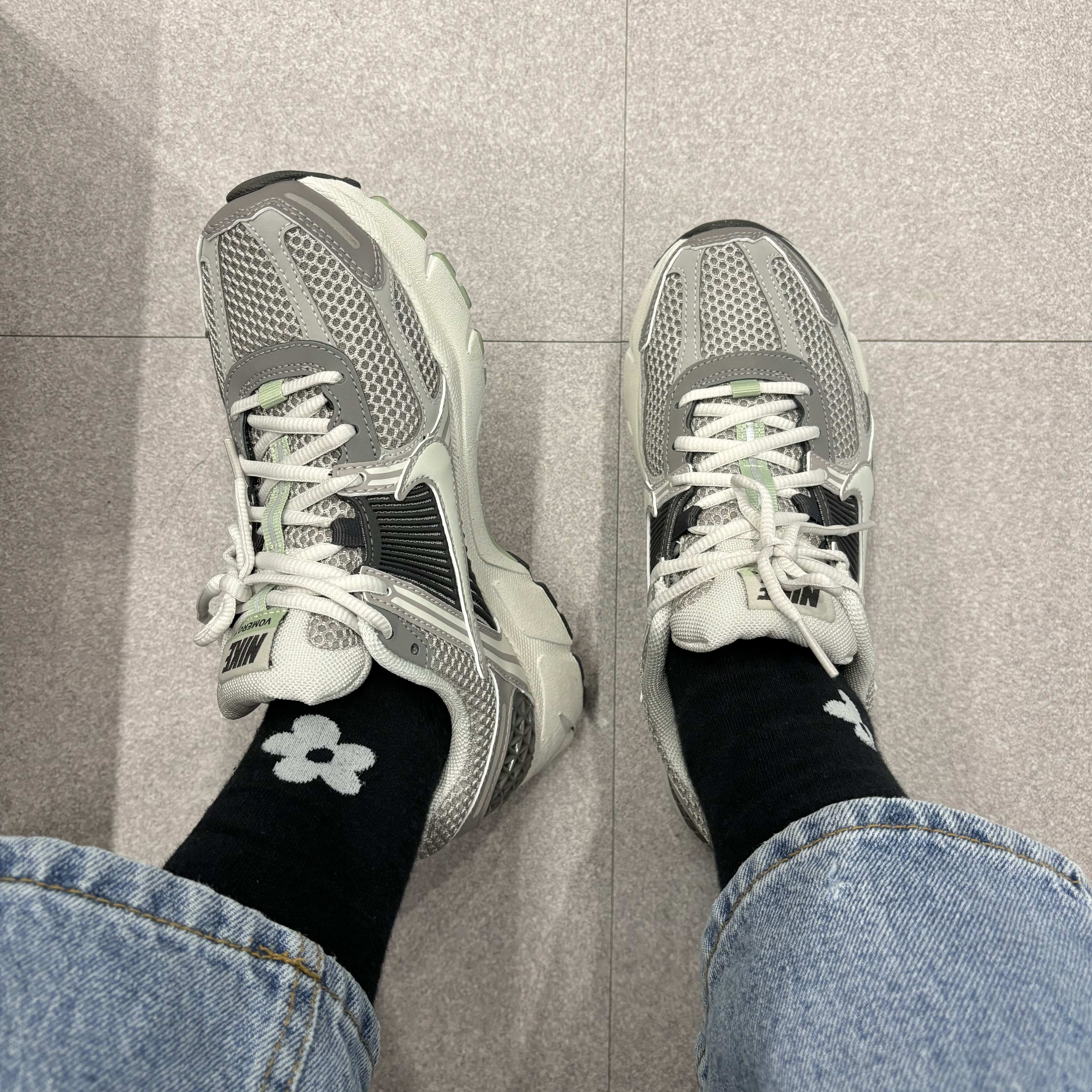 (W) Nike Zoom Vomero 5 Cobblestone and Flat Pewter 착용 스타일
