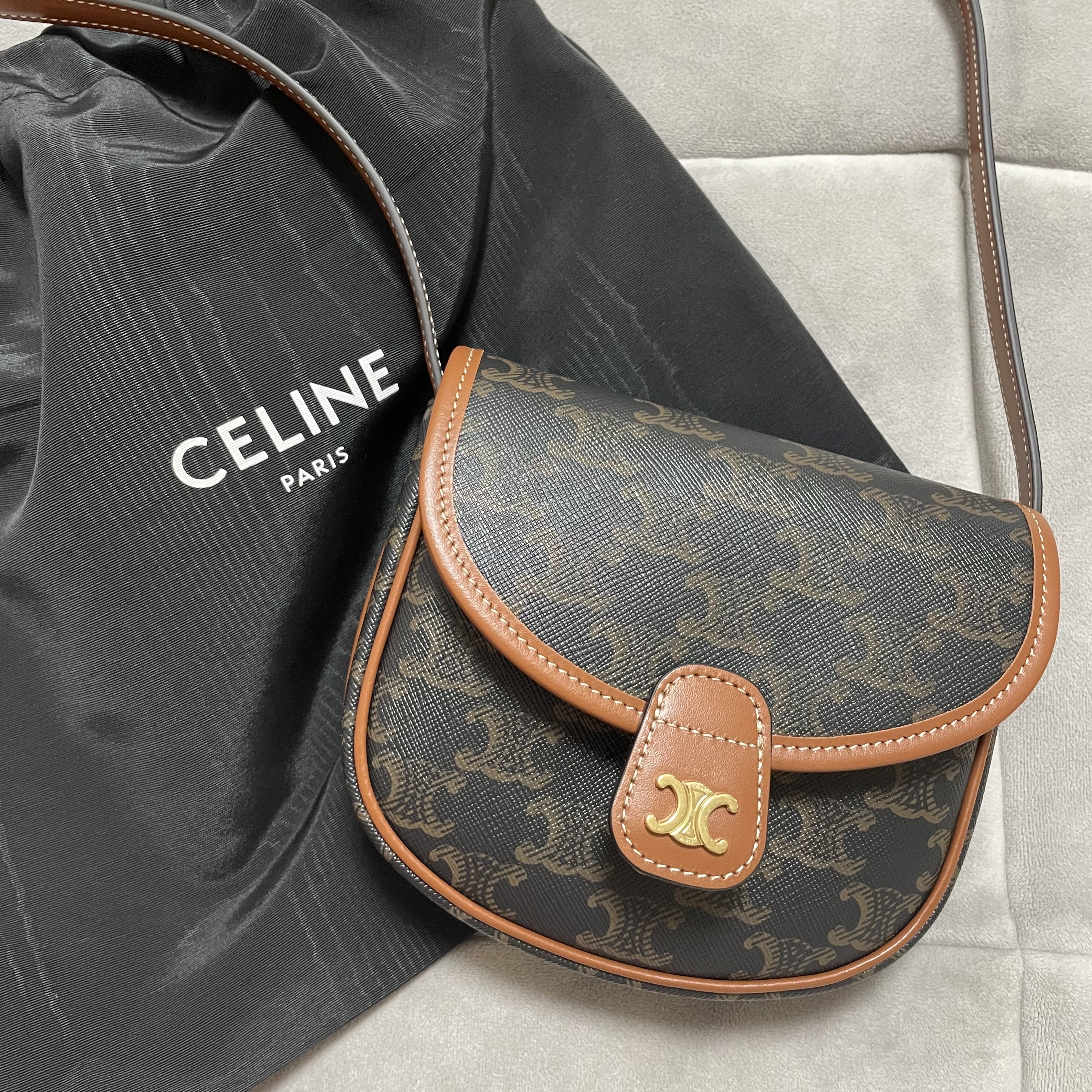 Celine Mini Besace in Triomphe Canvas and Calfskin Tan 착용 스타일 - 1
