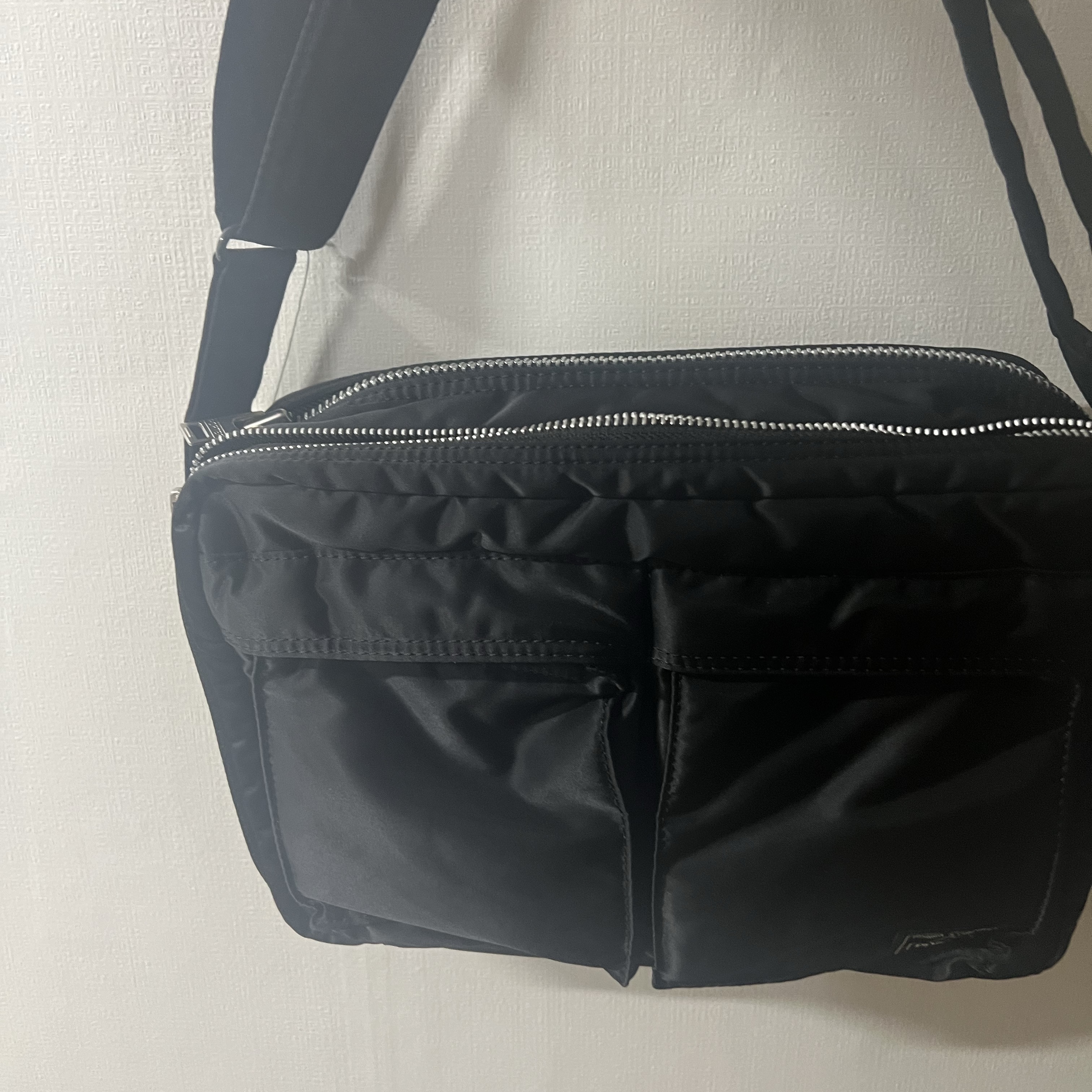 Porter Tanker Shoulder Bag L Black 착용 스타일