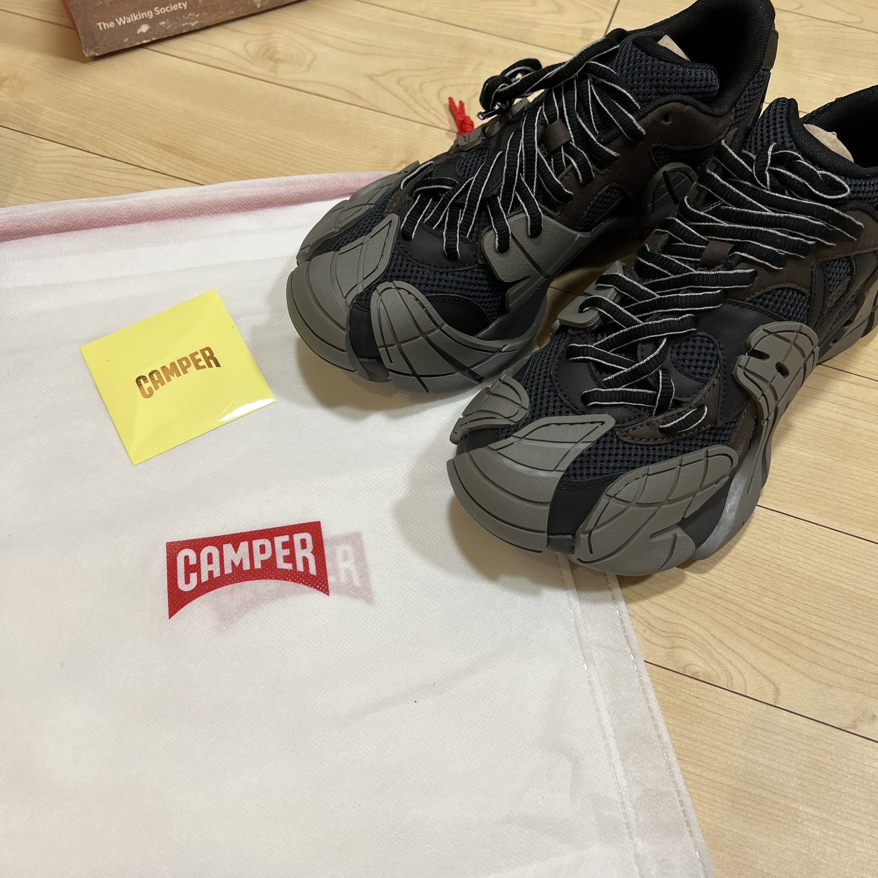 Camper Tormenta Black Gray 착용 스타일 - 1