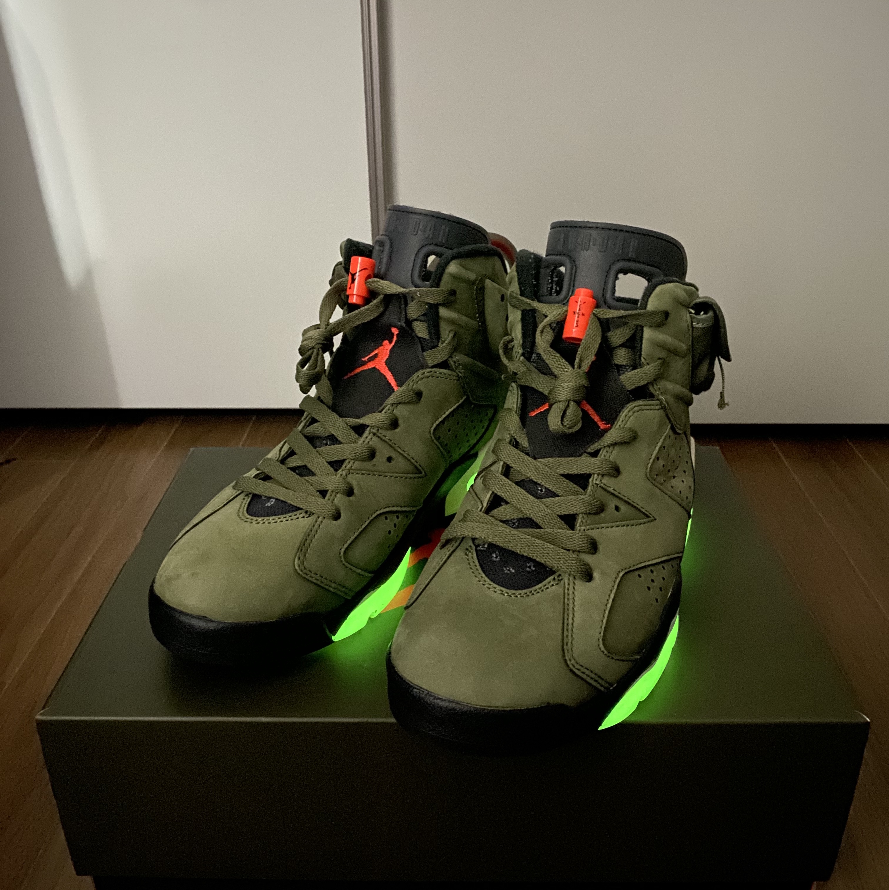 Jordan 6 x Travis Scott Retro Olive 착용 스타일