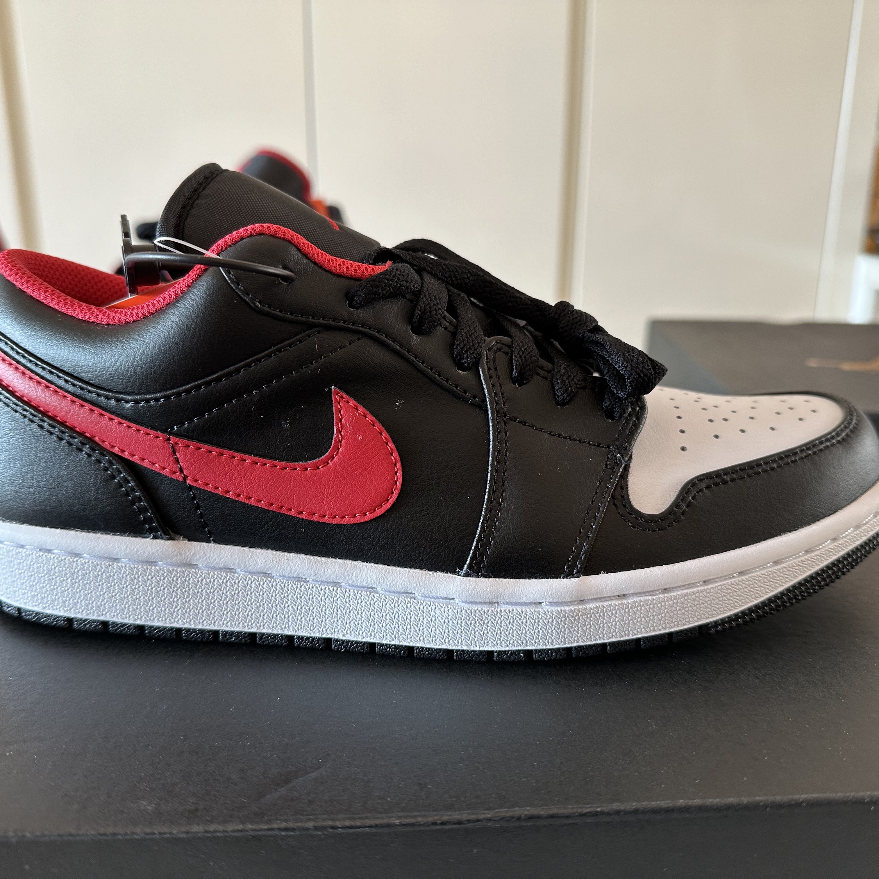 Jordan 1 Low Black Fire Red 착용 스타일 - 1