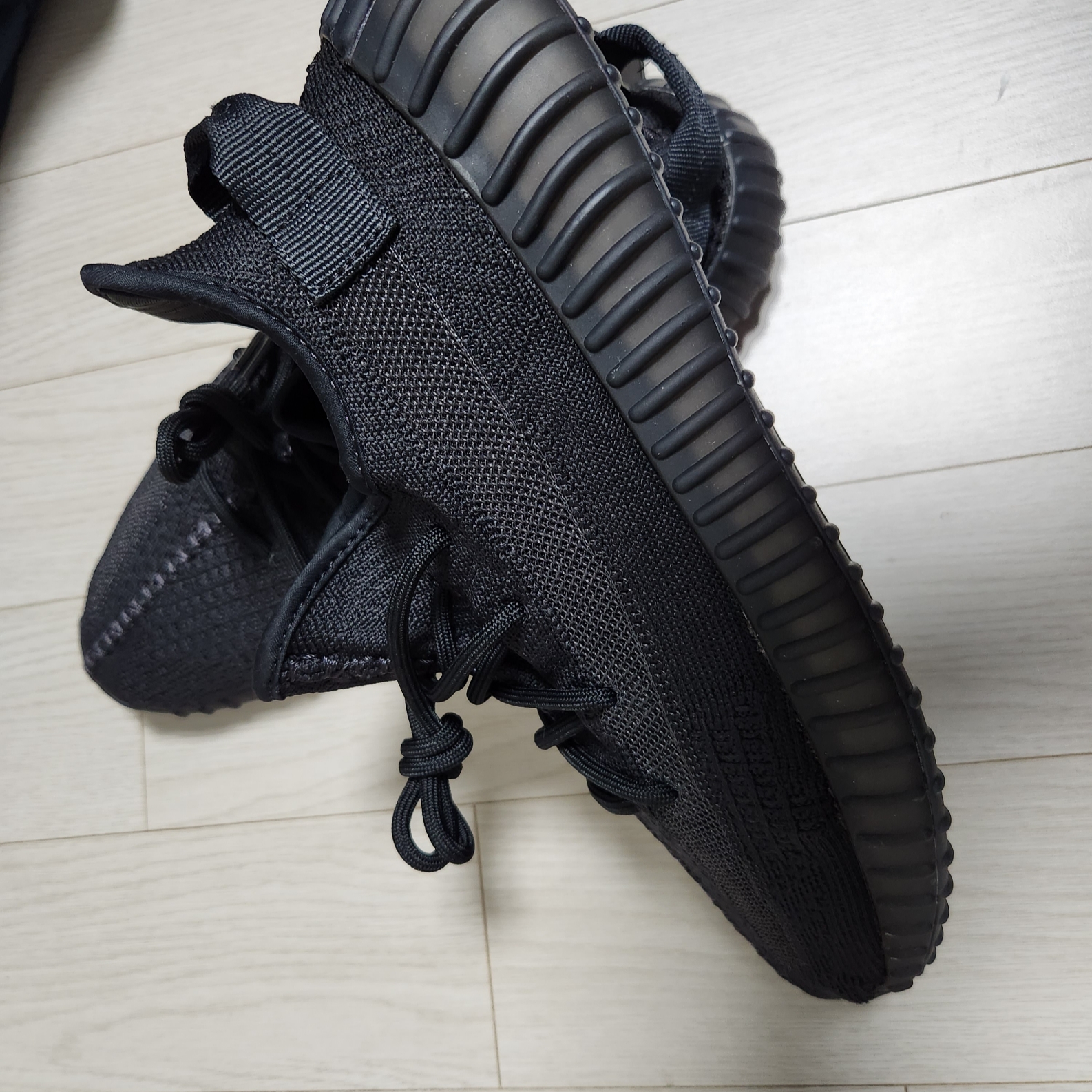 Adidas Yeezy Boost 350 V2 Onyx 착용 스타일