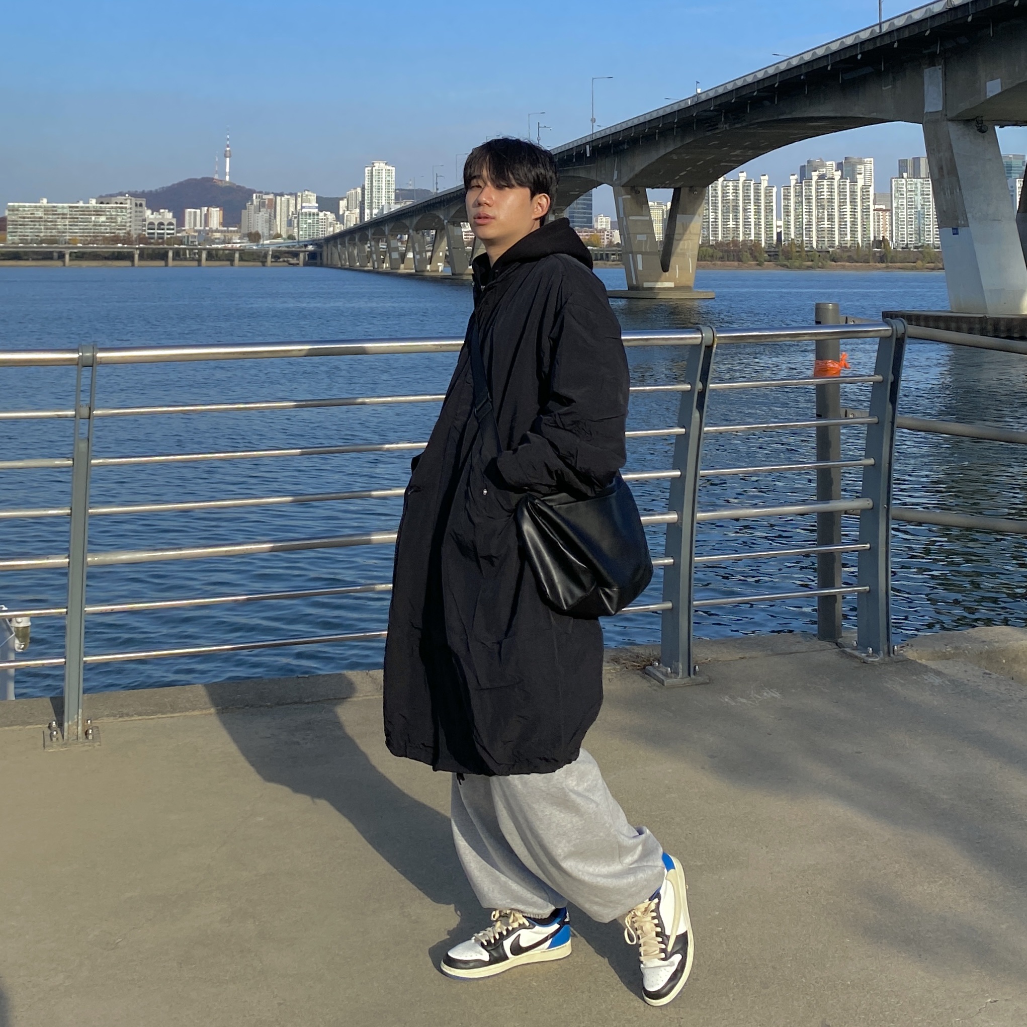 Jordan 1 x Travis Scott x Fragment Retro Low OG SP Military Blue, Stussy Basic Stussy Hoodie Black 2023 착용 스타일 - 1