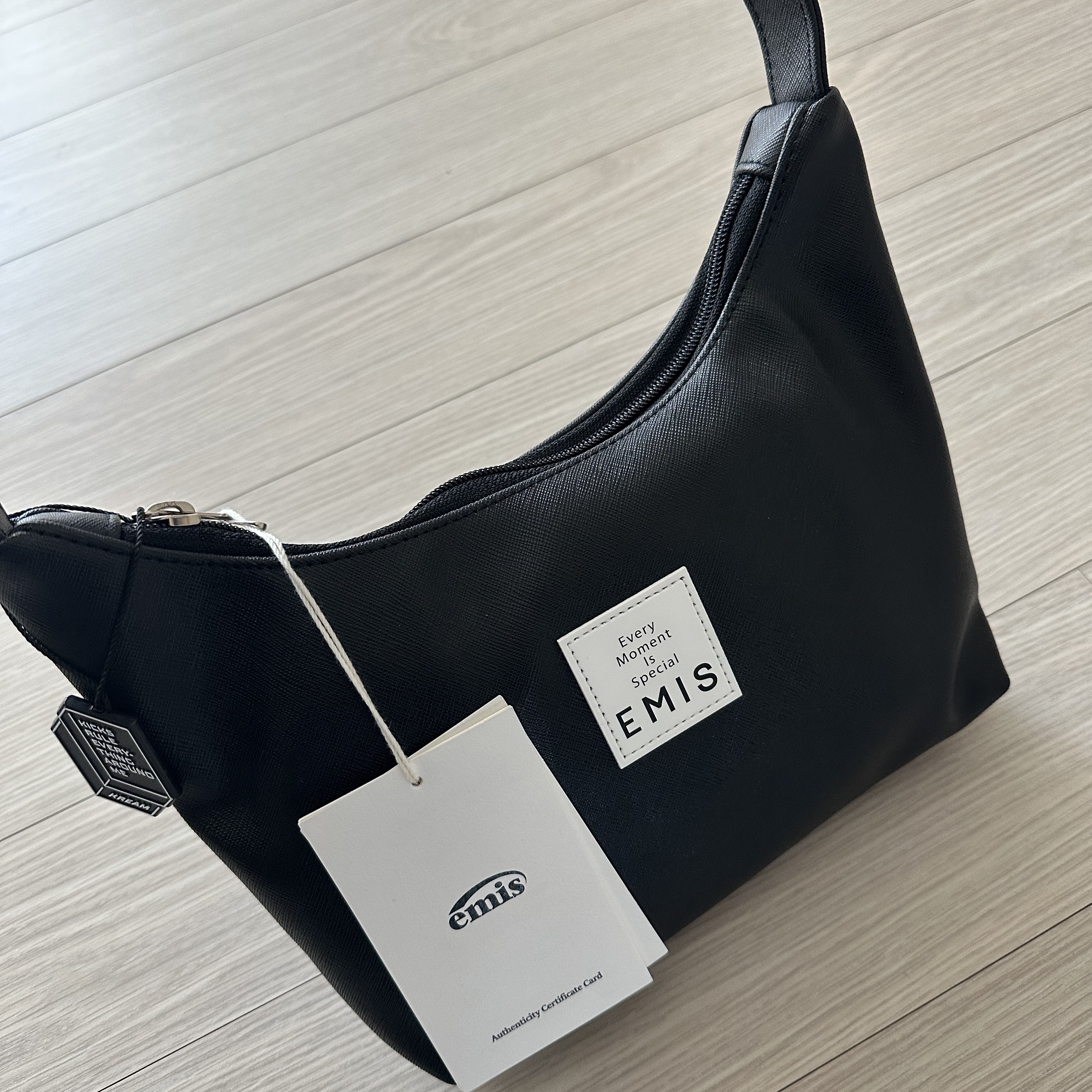 Emis Leather Hobo Bag Black 착용 스타일