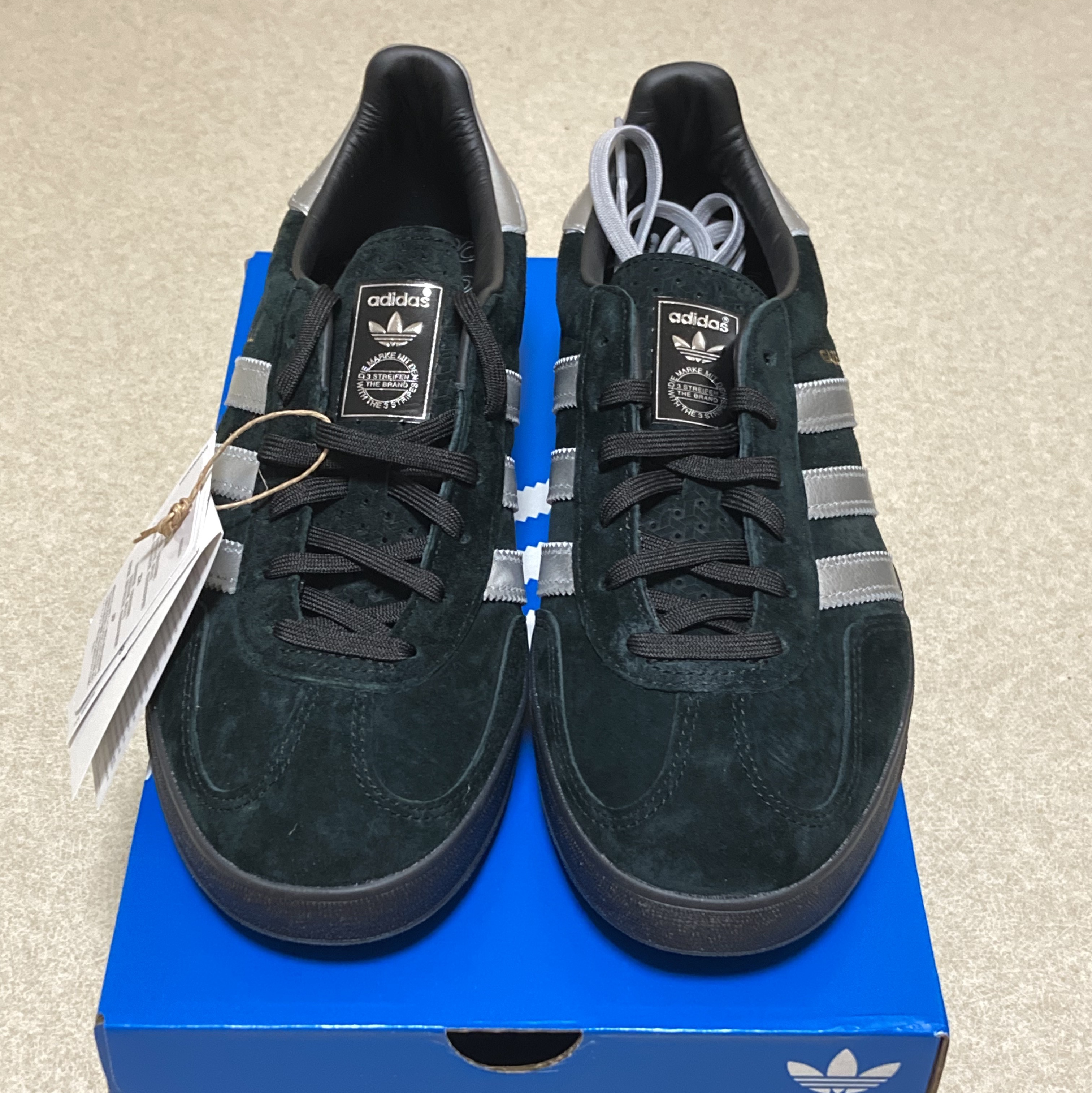 Adidas Gazelle Indoor Core Black Matte Silver 착용 스타일 - 3