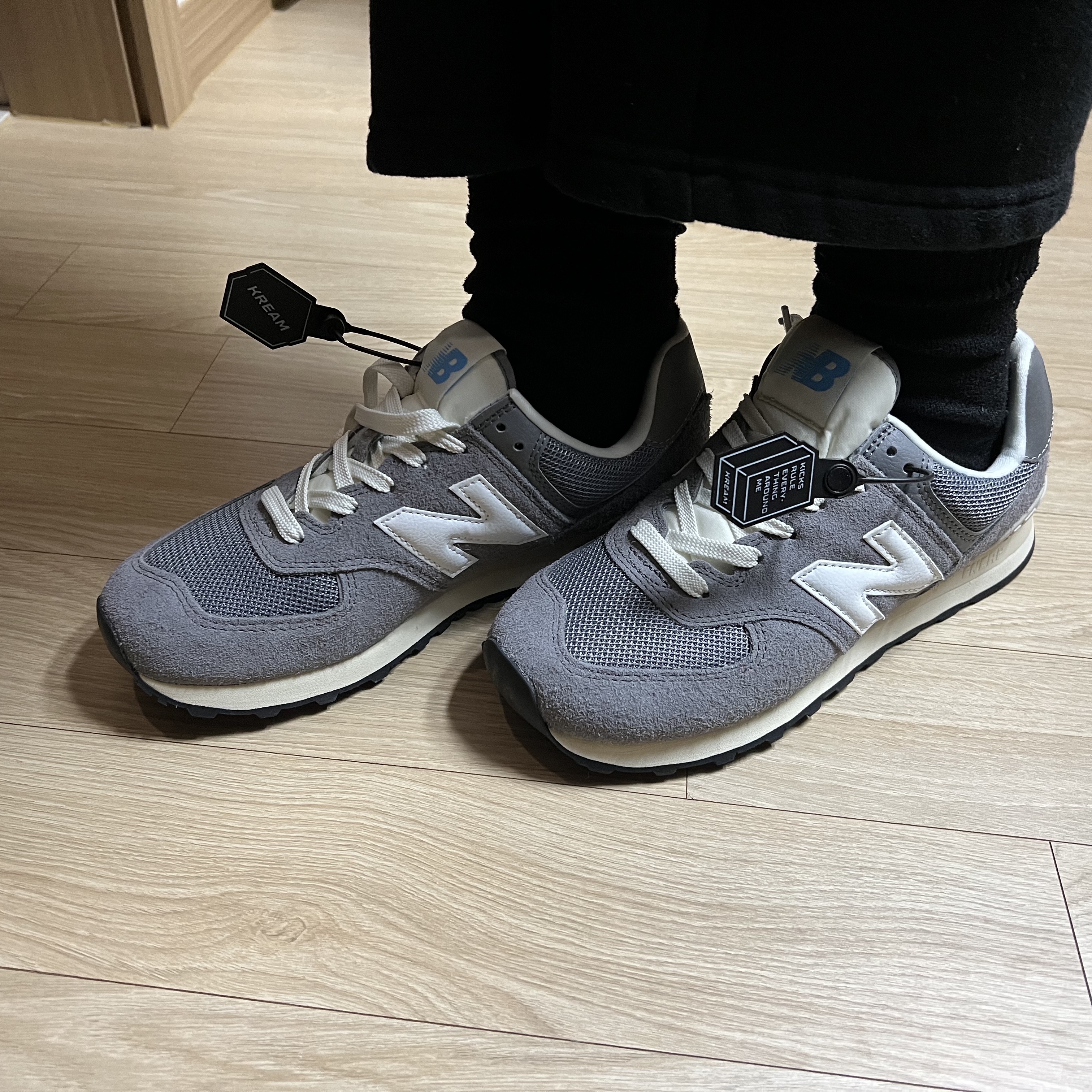 New Balance 574 Heritage Gray 착용 스타일 - 1