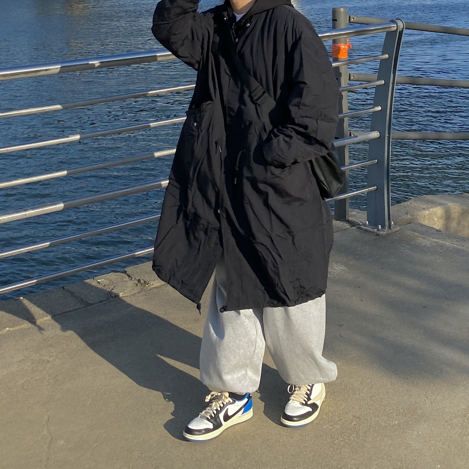 Jordan 1 x Travis Scott x Fragment Retro Low OG SP Military Blue, Stussy Basic Stussy Hoodie Black 2023 착용 스타일 - 2