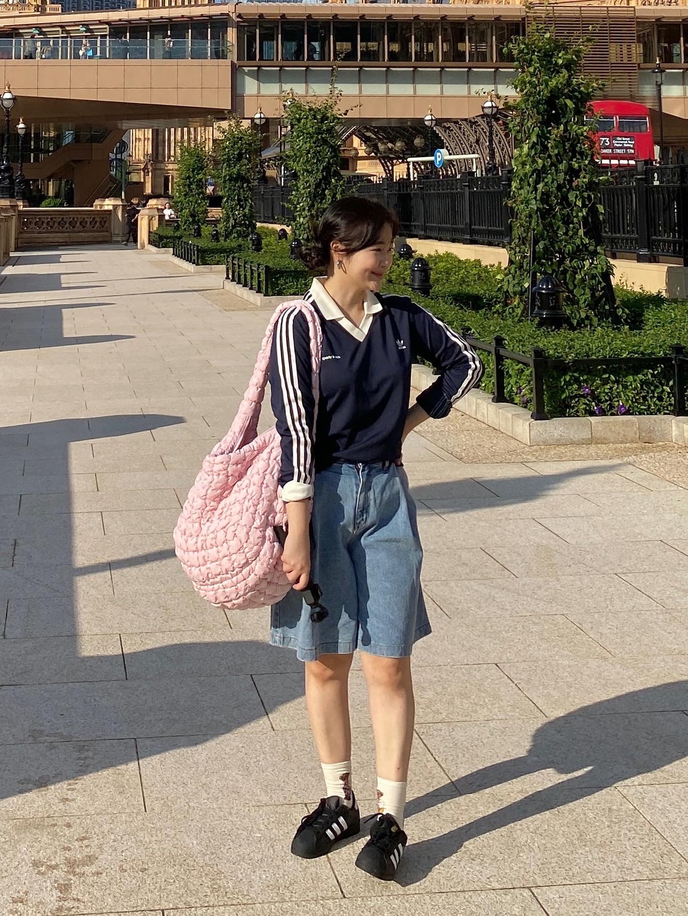 (W) Adidas x Sporty & Rich Long Sleeve Football Jersey Legend Ink - US Sizing, COS Quilted Oversized Shoulder Bag Pink 착용 스타일 - 1