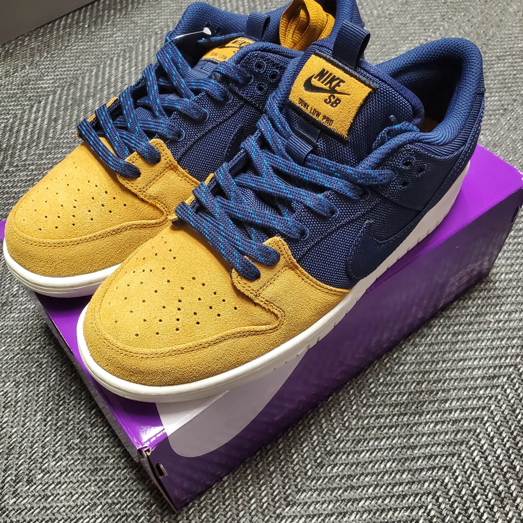 Nike SB Dunk Low Pro Premium Desert Ochre and Midnight Navy 착용 스타일