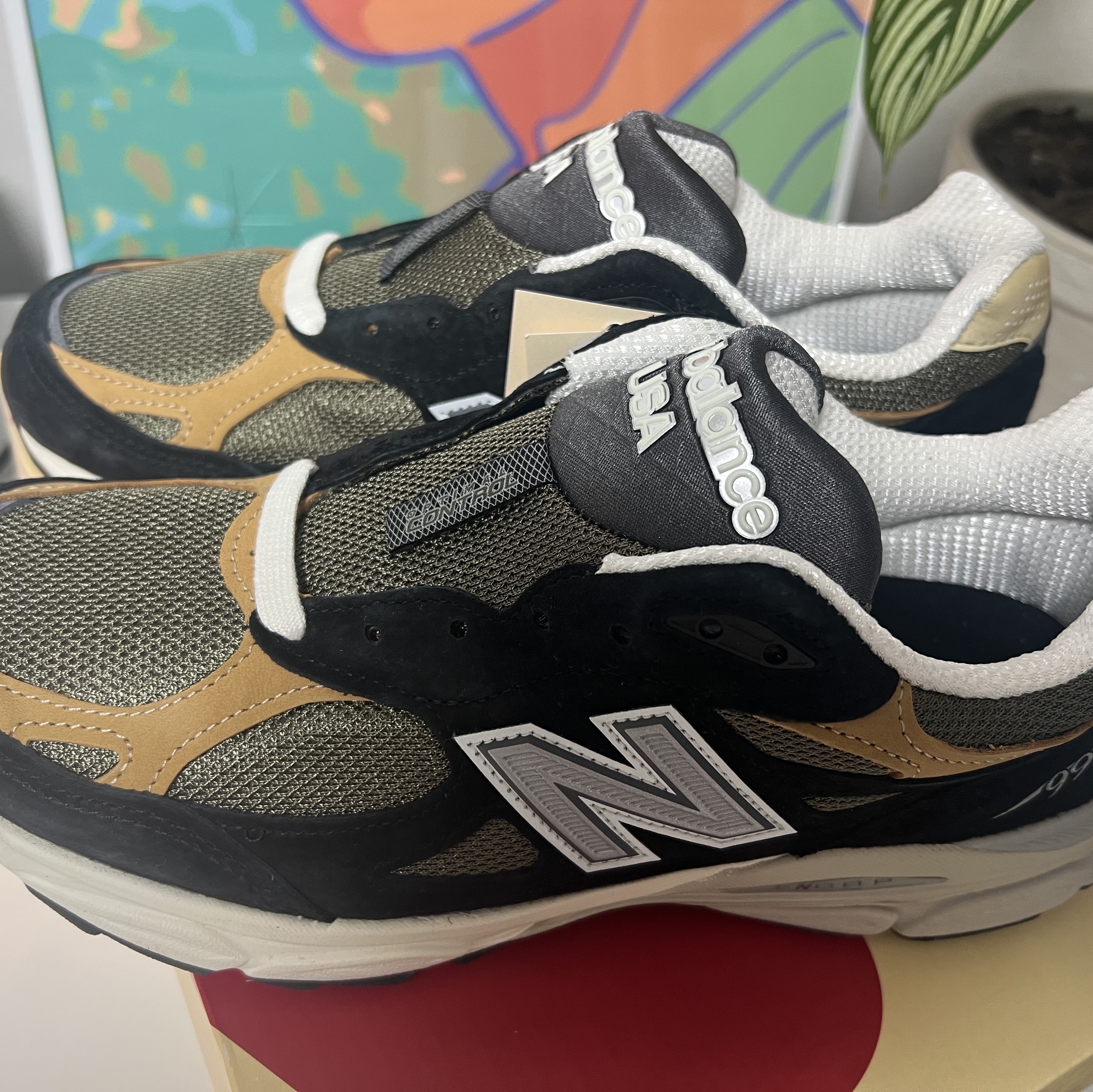 New Balance 990v3 Made in USA Black Tan 착용 스타일 - 1