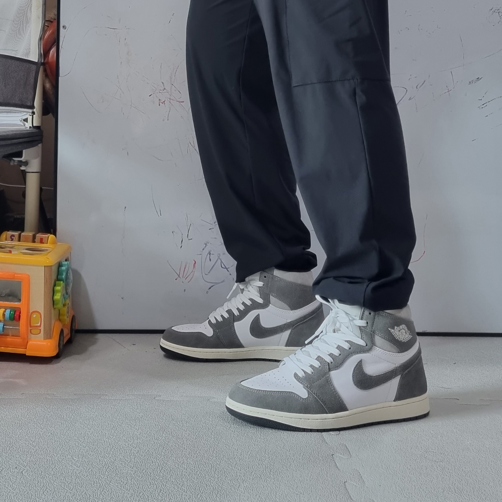 Jordan 1 Retro High OG Black and Smoke Grey 착용 스타일
