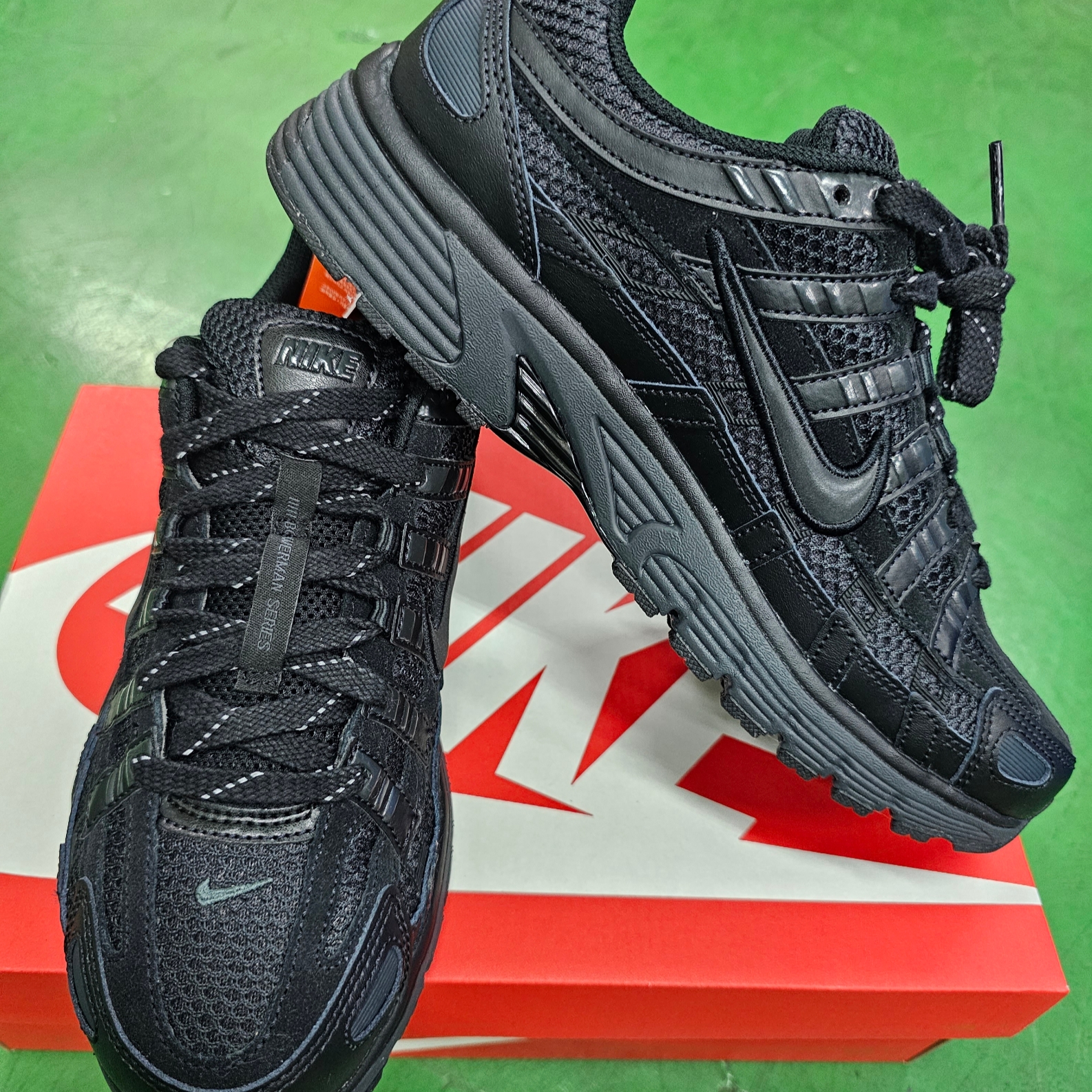 Nike P-6000 PRM Triple Black 착용 스타일