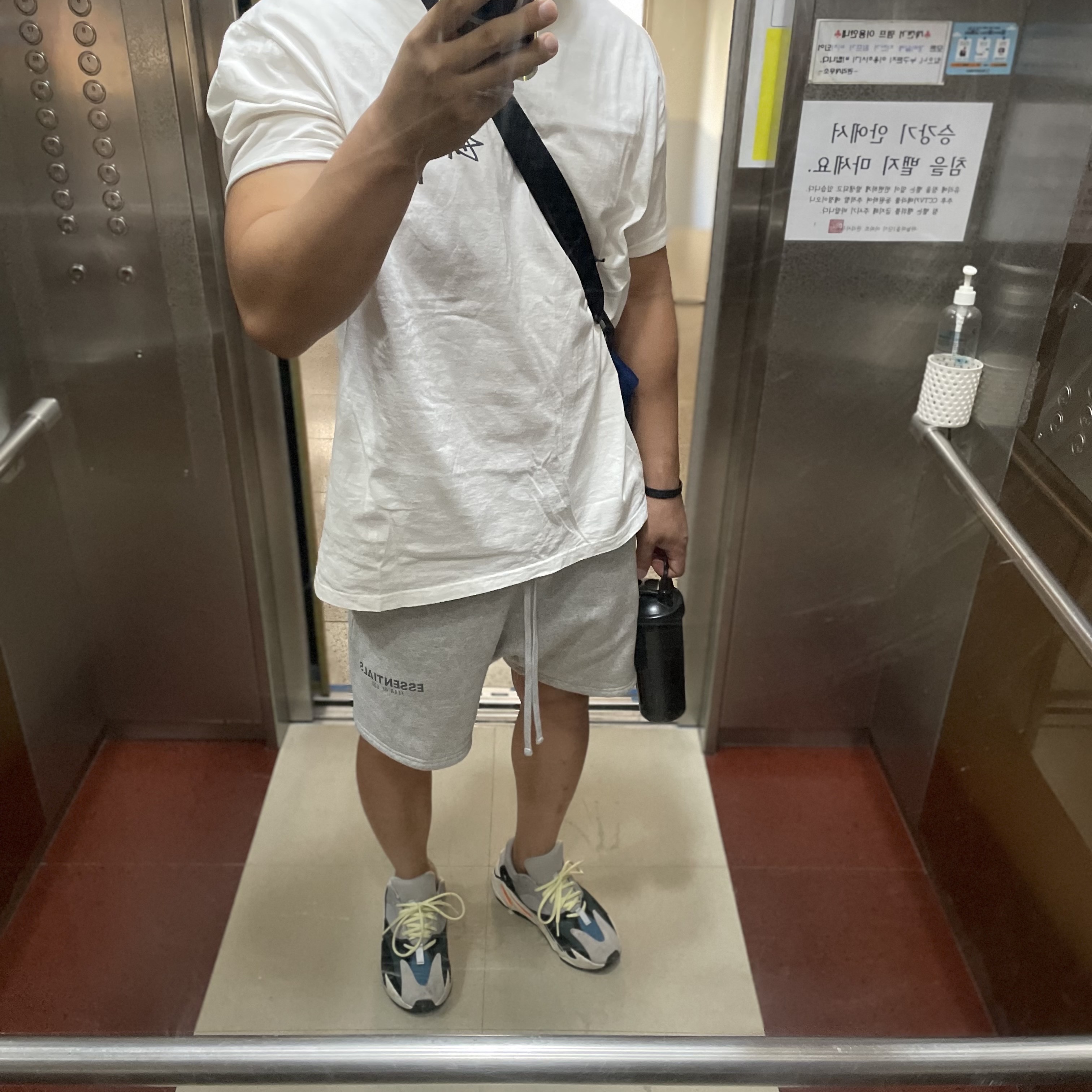 Adidas Yeezy Boost 700 Wave Runner Solid Grey 2021/2022, Stussy Kittens T-Shirt White 착용 스타일