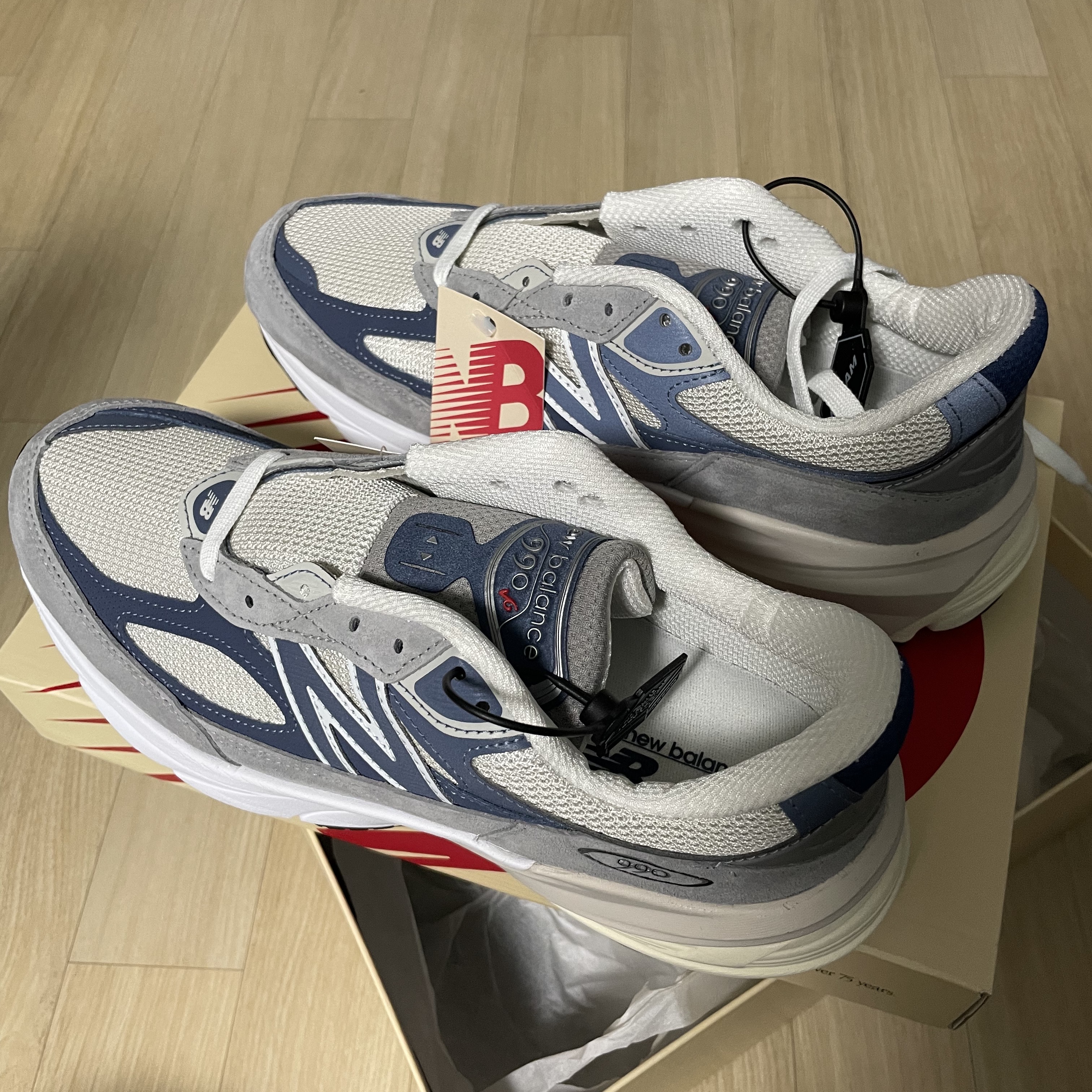 New Balance 990v6 Made in USA Gray Suede 착용 스타일 - 2