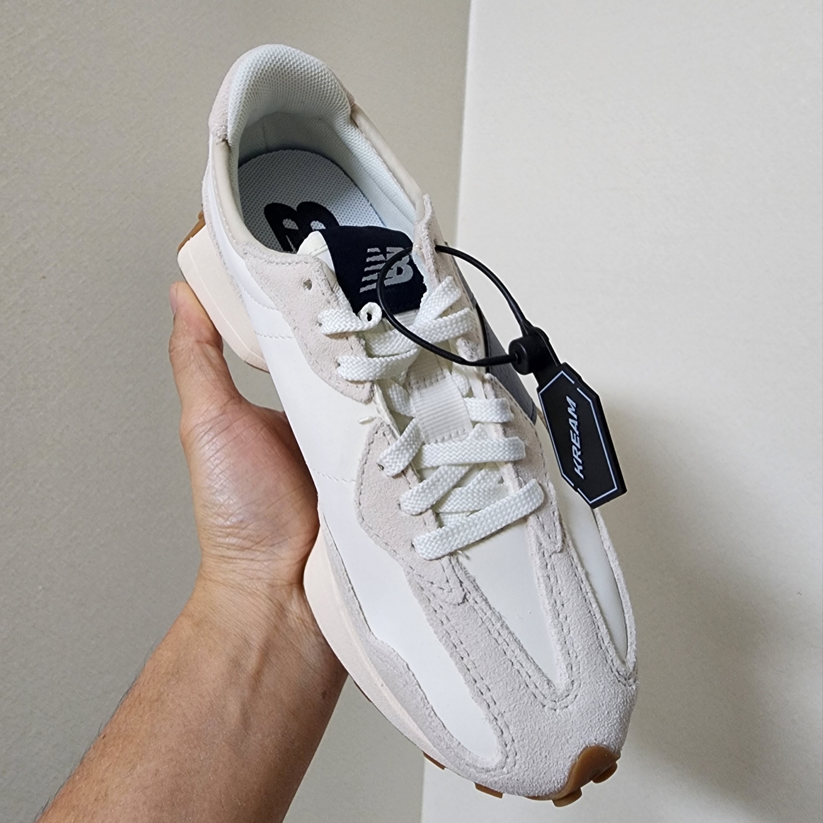 (W) New Balance 327 Beige Gum 착용 스타일