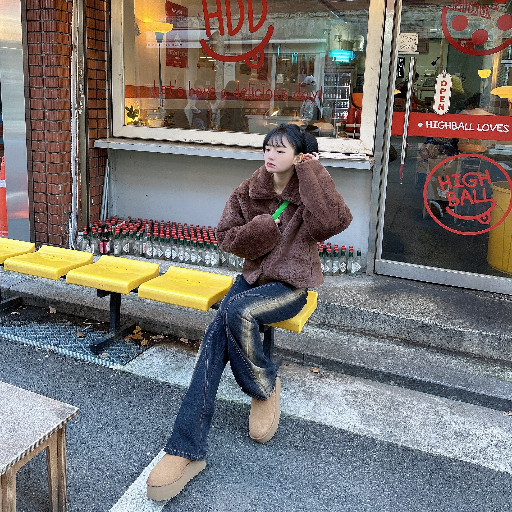 (W) UGG Classic Mini Platform Boots Chestnut, Bottega Veneta Padded Leather Cassette Grass 착용 스타일 - 1