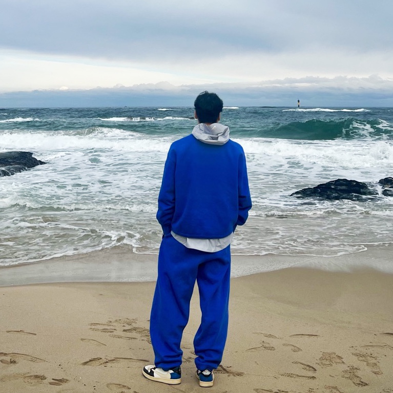 Nike x Stussy NRG Acid Washed Crewneck Game Royal (DR4024-480), Nike x Stussy NRG Acid Washed Fleece Pants Game Royal (DR4025-480) 착용 스타일