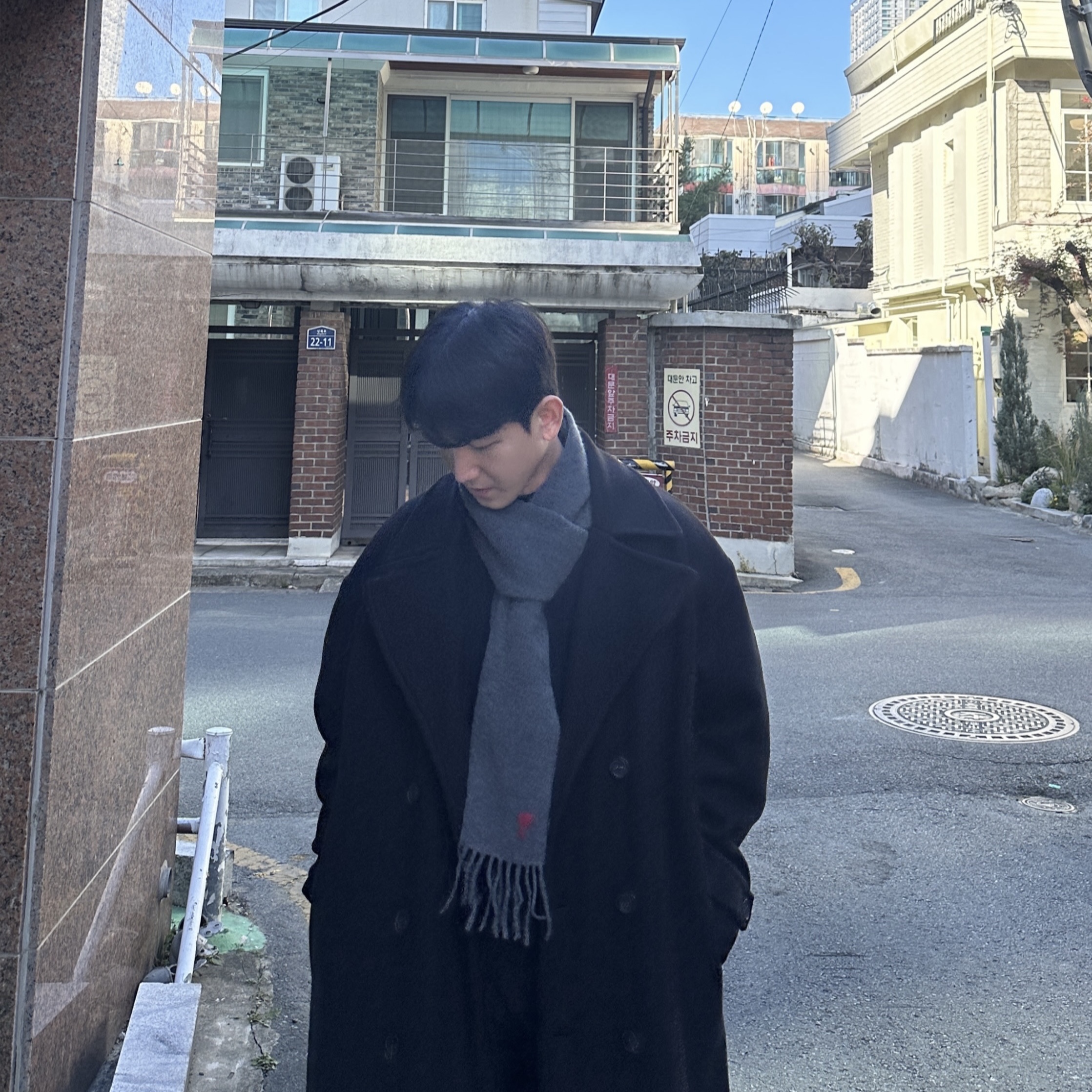 AMI de Coeur Muffler Dark Grey 착용 스타일