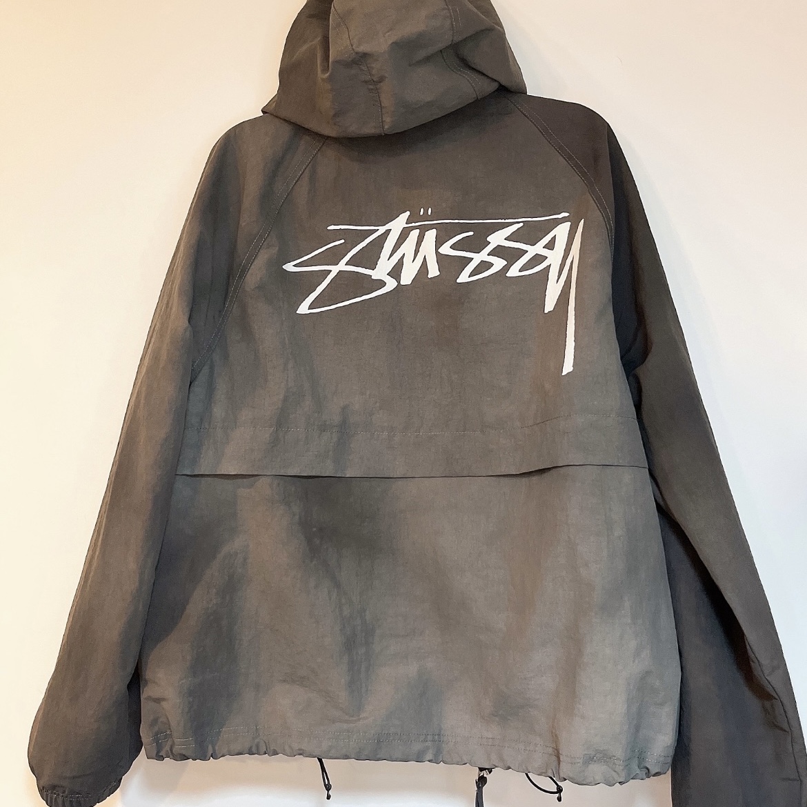 Stussy Wave Dye Beach Shell Jacket Black 착용 스타일 - 2