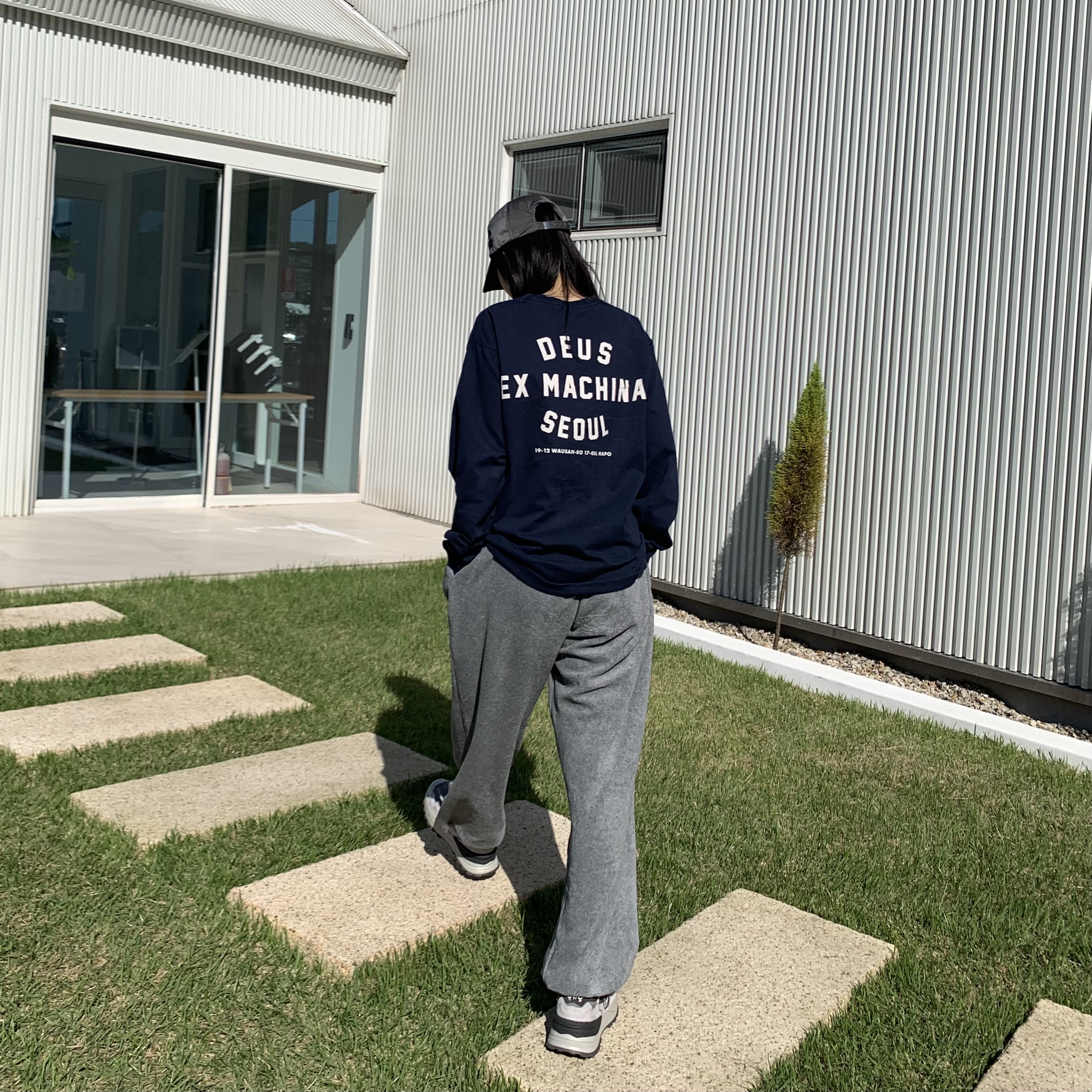 Deus Ex Machina Seoul College Long Sleeve T-Shirt Black 착용 스타일 - 2